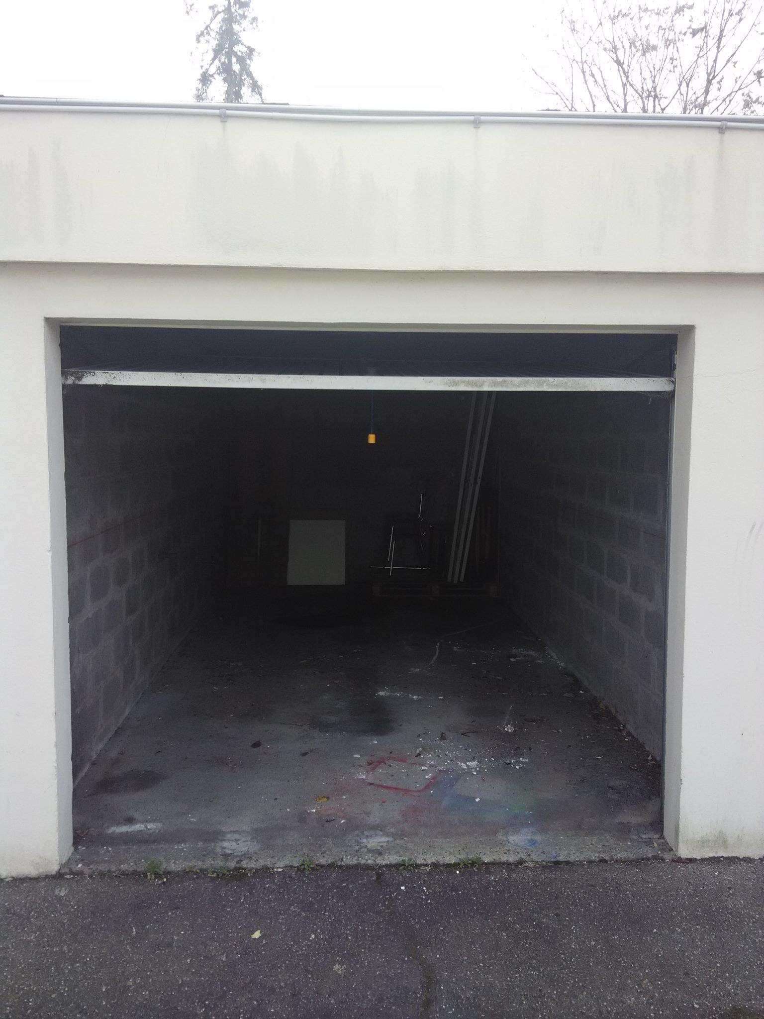 Garage voiture / box vide propre et accessible