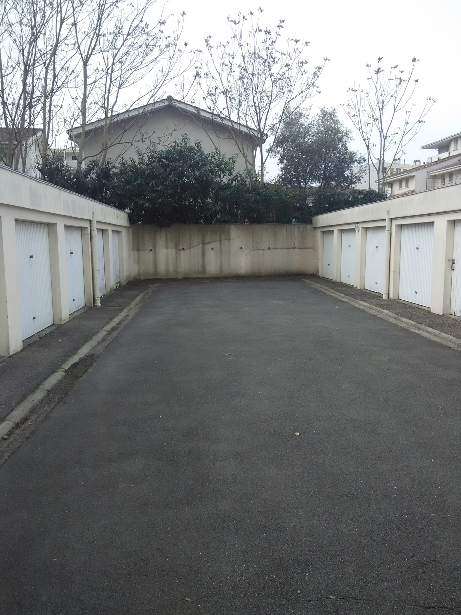 Garage voiture / box vide propre et accessible