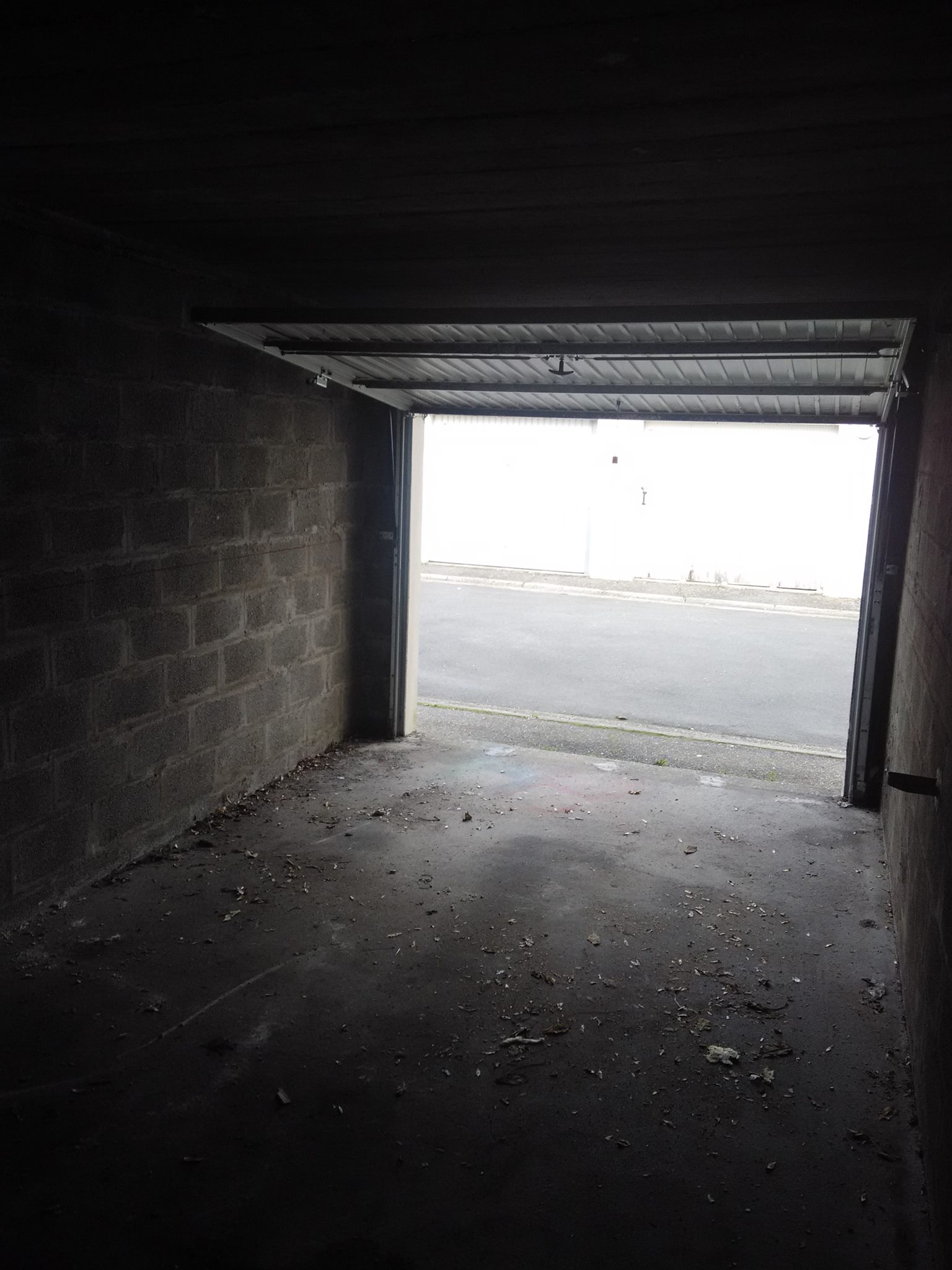 Garage voiture / box vide propre et accessible