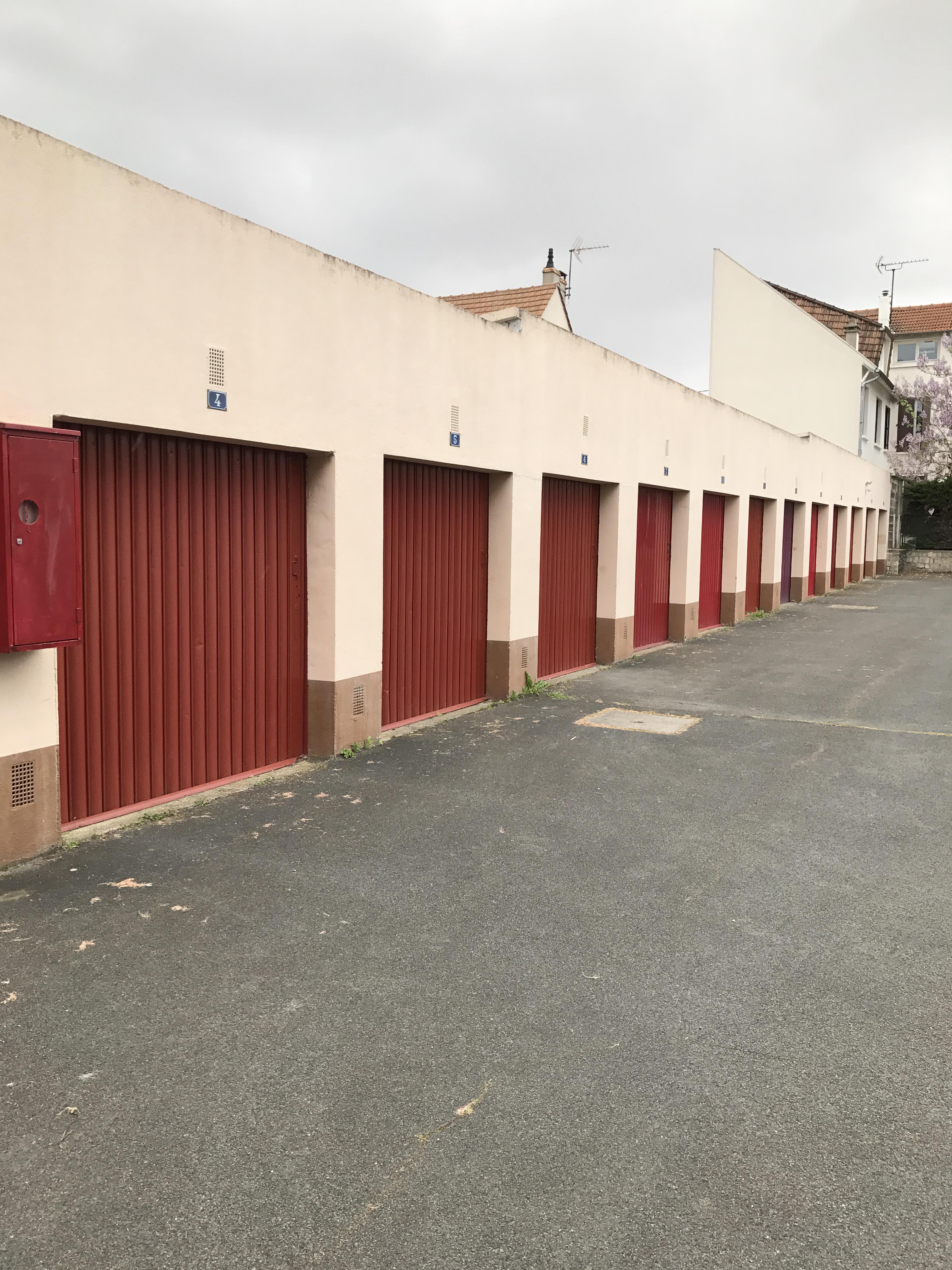 BOX avec Electricité 13 m2 environ à Champigny