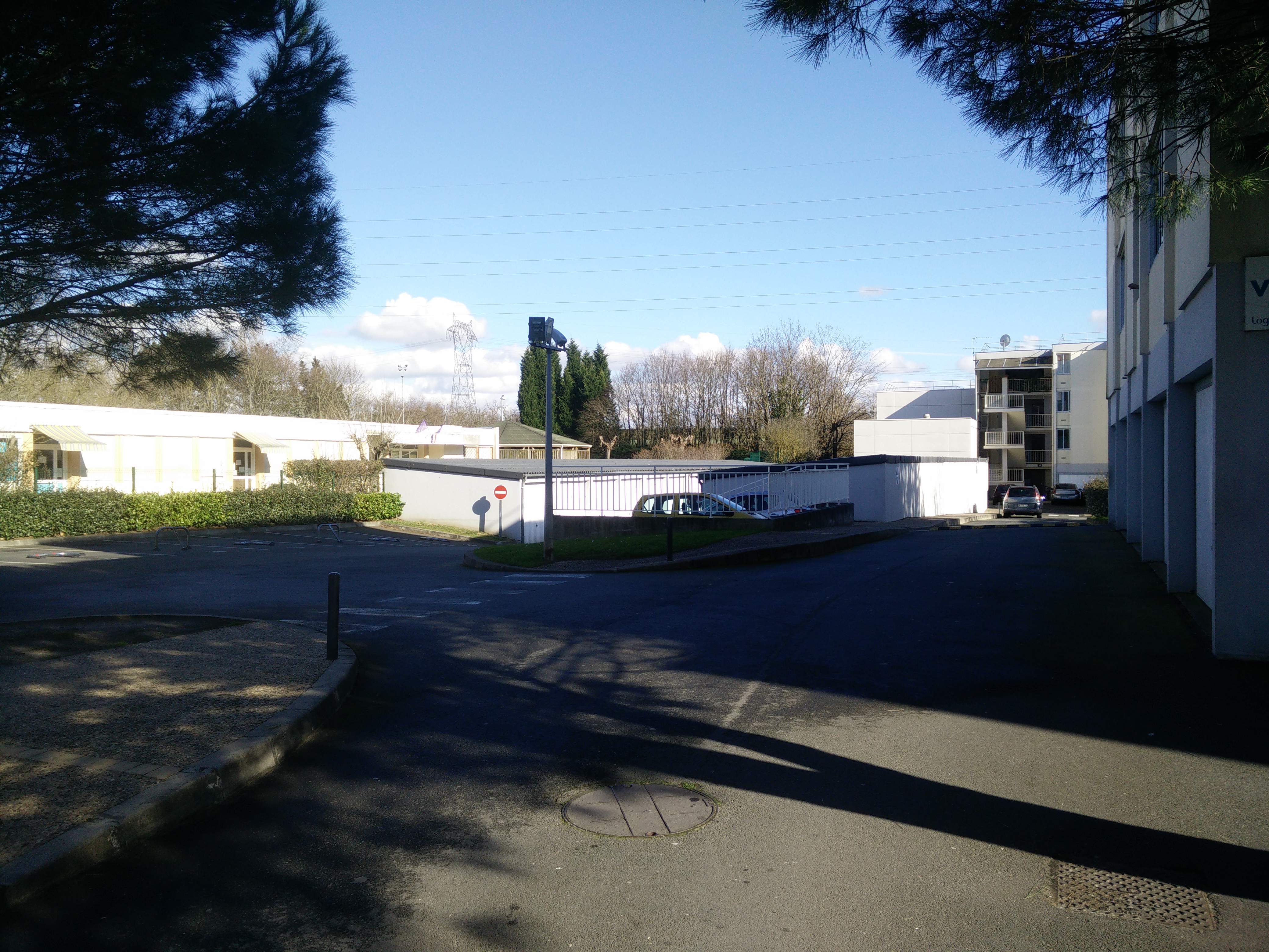 Large garage à louer à Cenon proche ligne