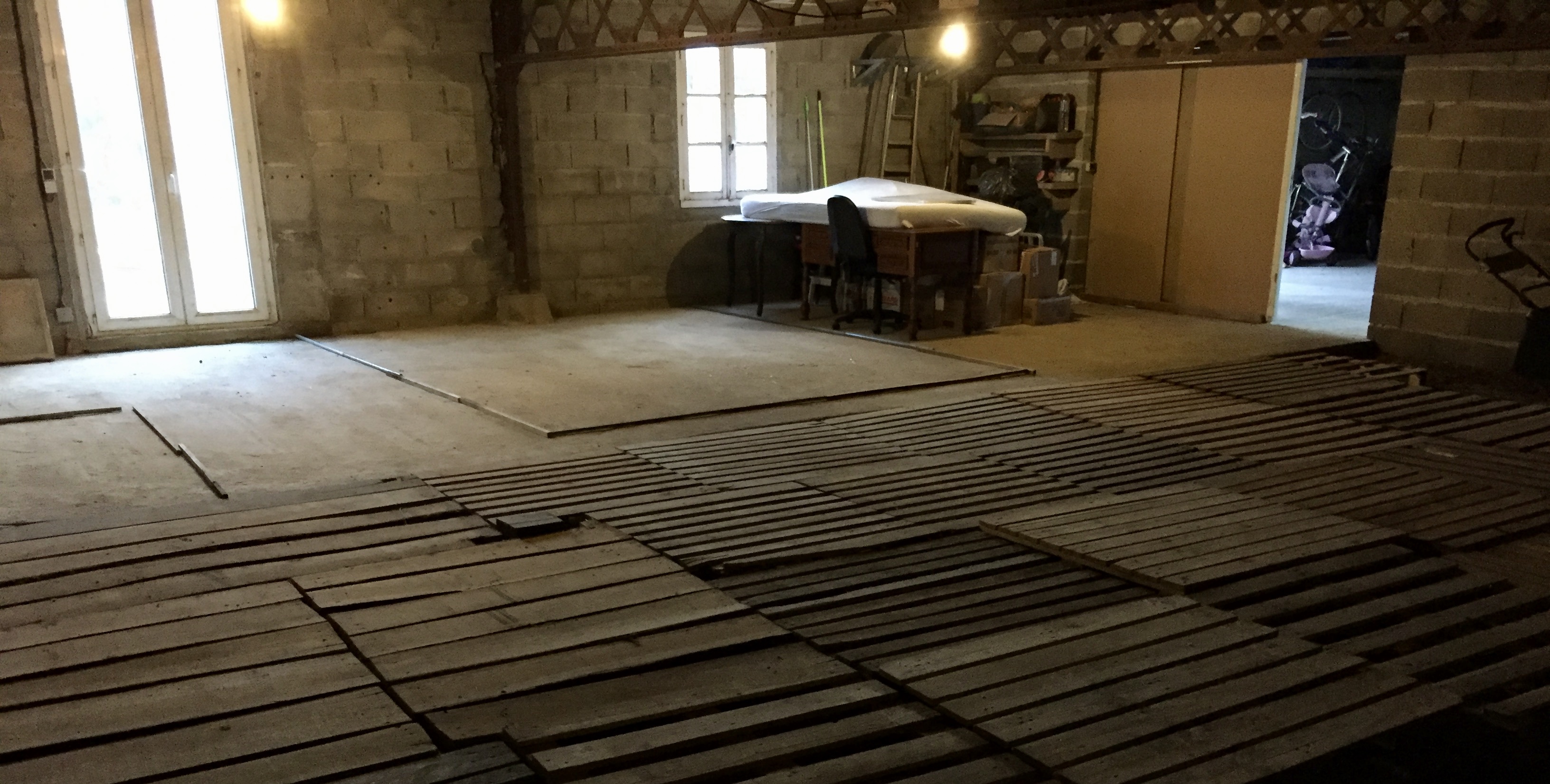 Grand espace de stockage, clôturé et sécurisé à
