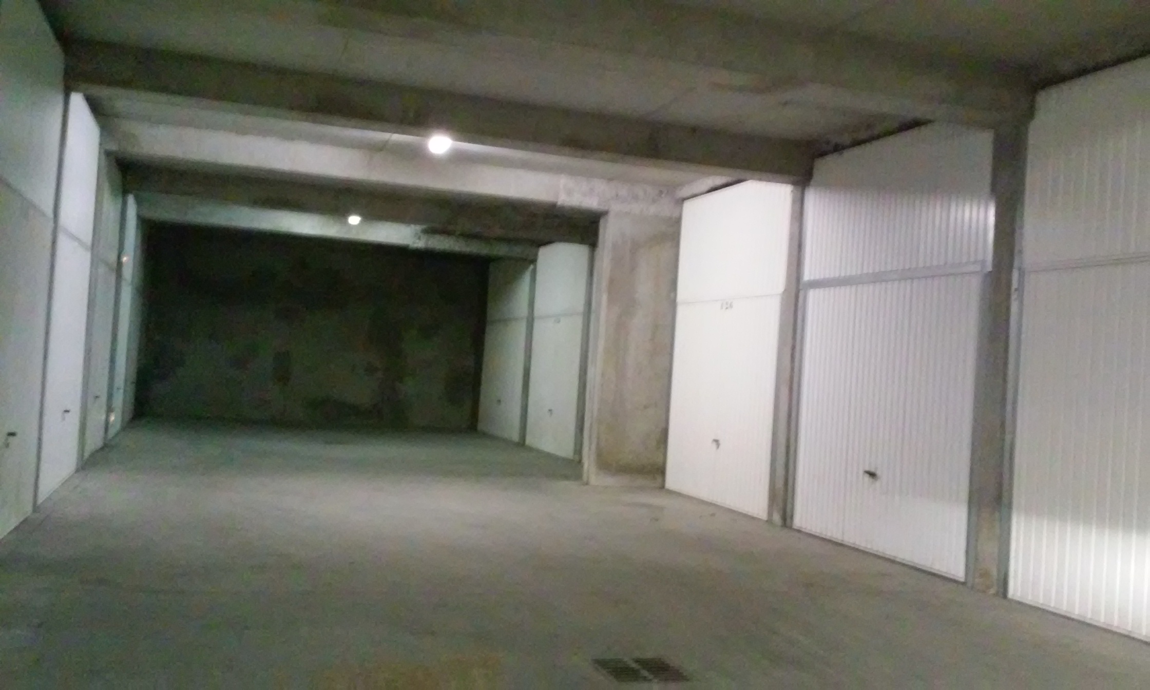 Grand garage fermé à louer / Feyzin