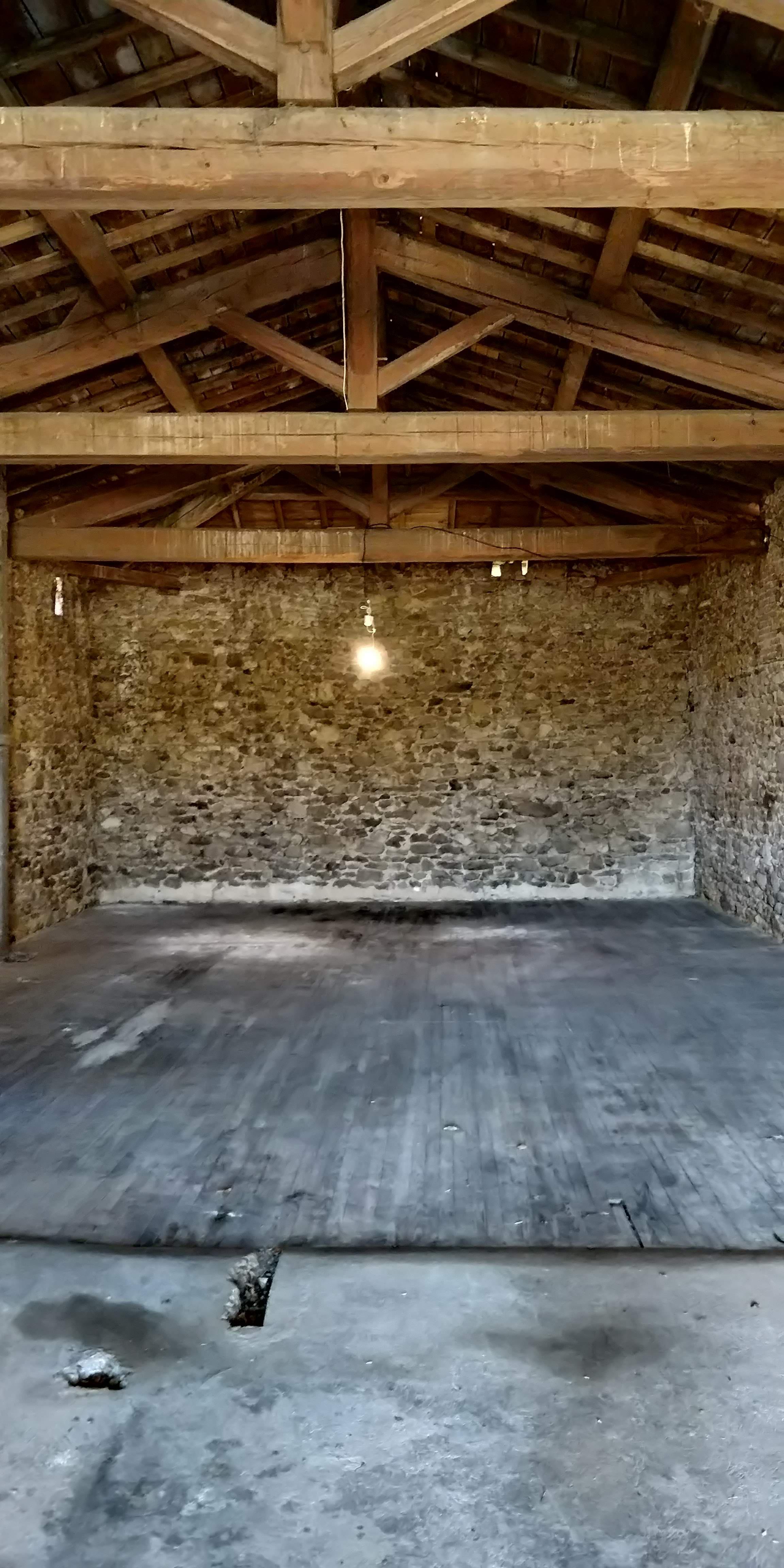 Hangar 110m2 à Condrieu, stockage sécurisé