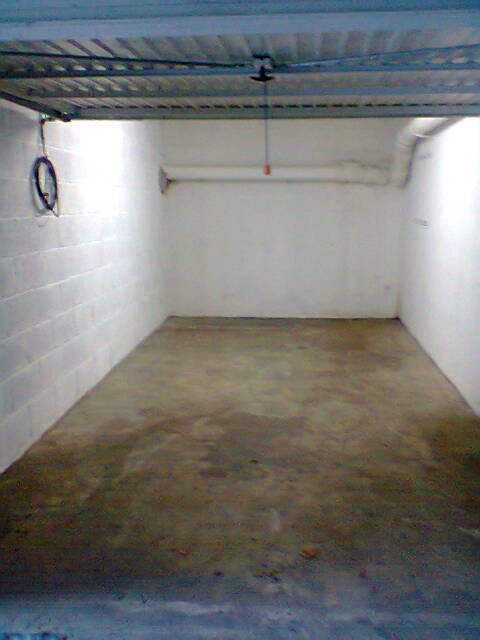BOX SPACIEUX ET ECLAIRE AU SOUS SOL D