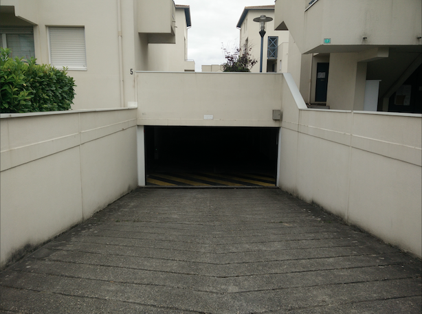 Parking fermé / garage à louer