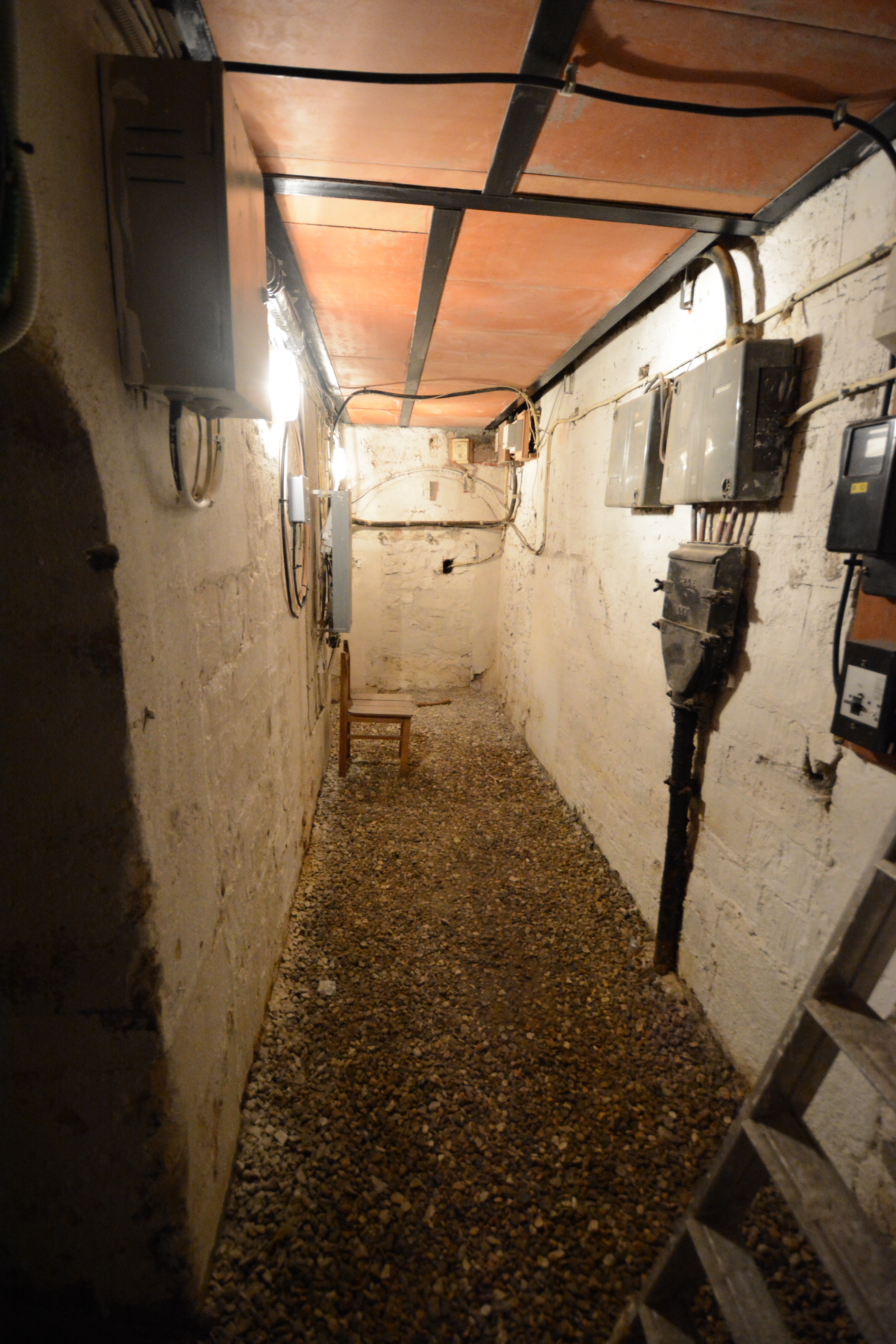 Grande cave sèche et sécurisée - Paris 8