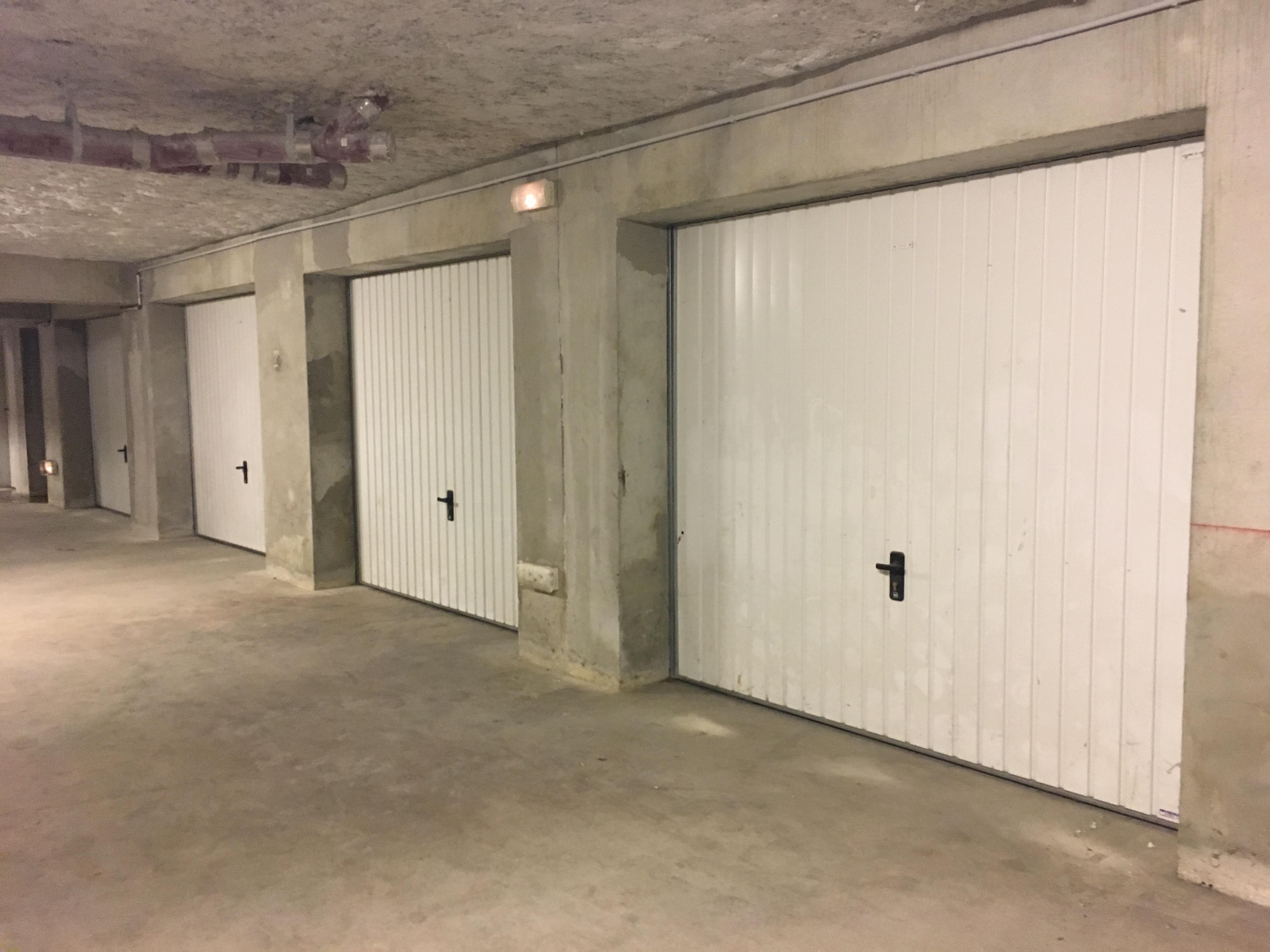 Grand garage à louer / Zone commerciale Bourg