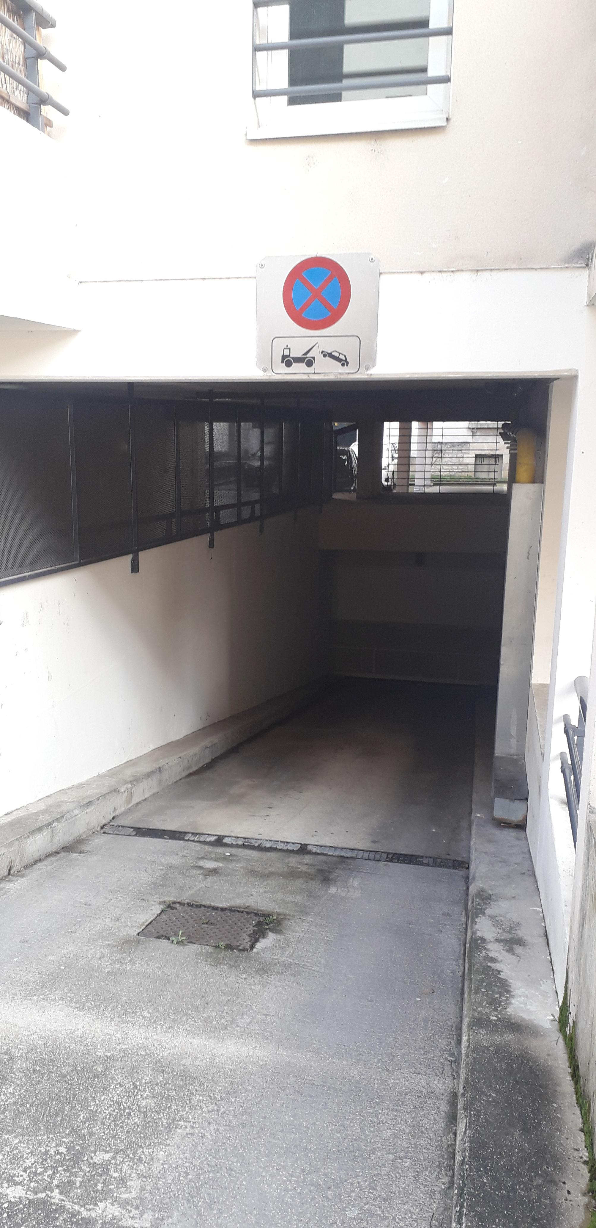 Garage / Parking /