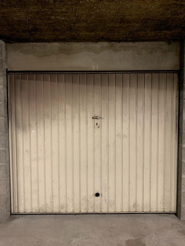 Grand Garage avec "niche" au fond