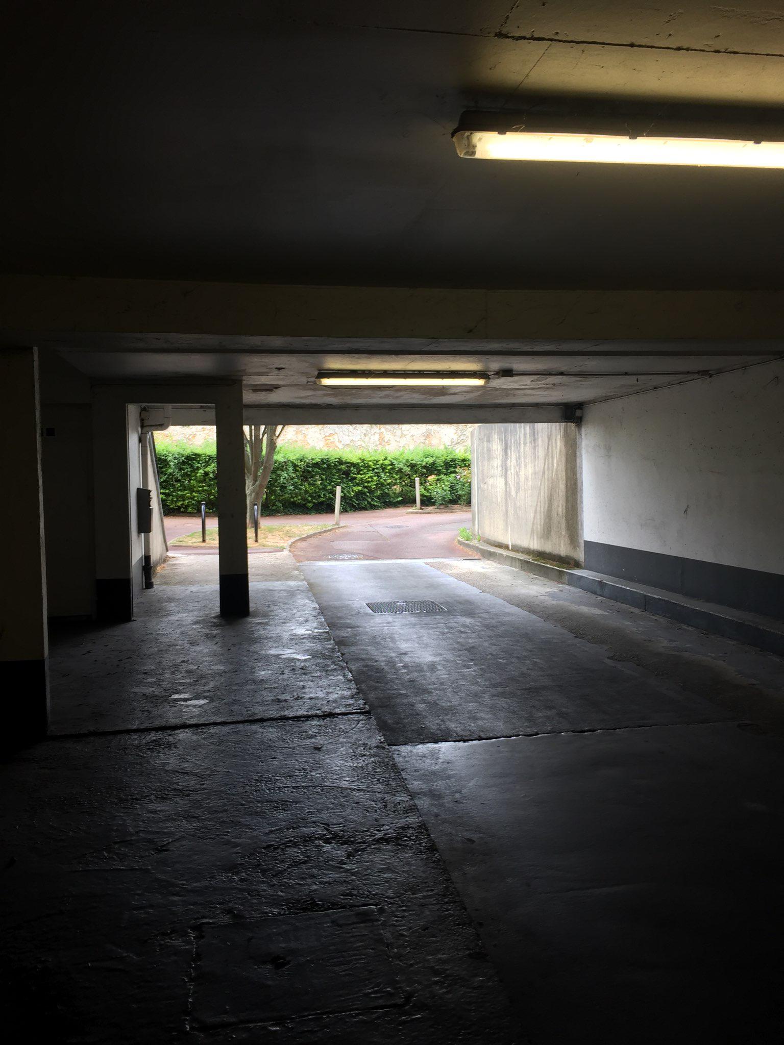 Garage fermé sécurisé pour 2 roues