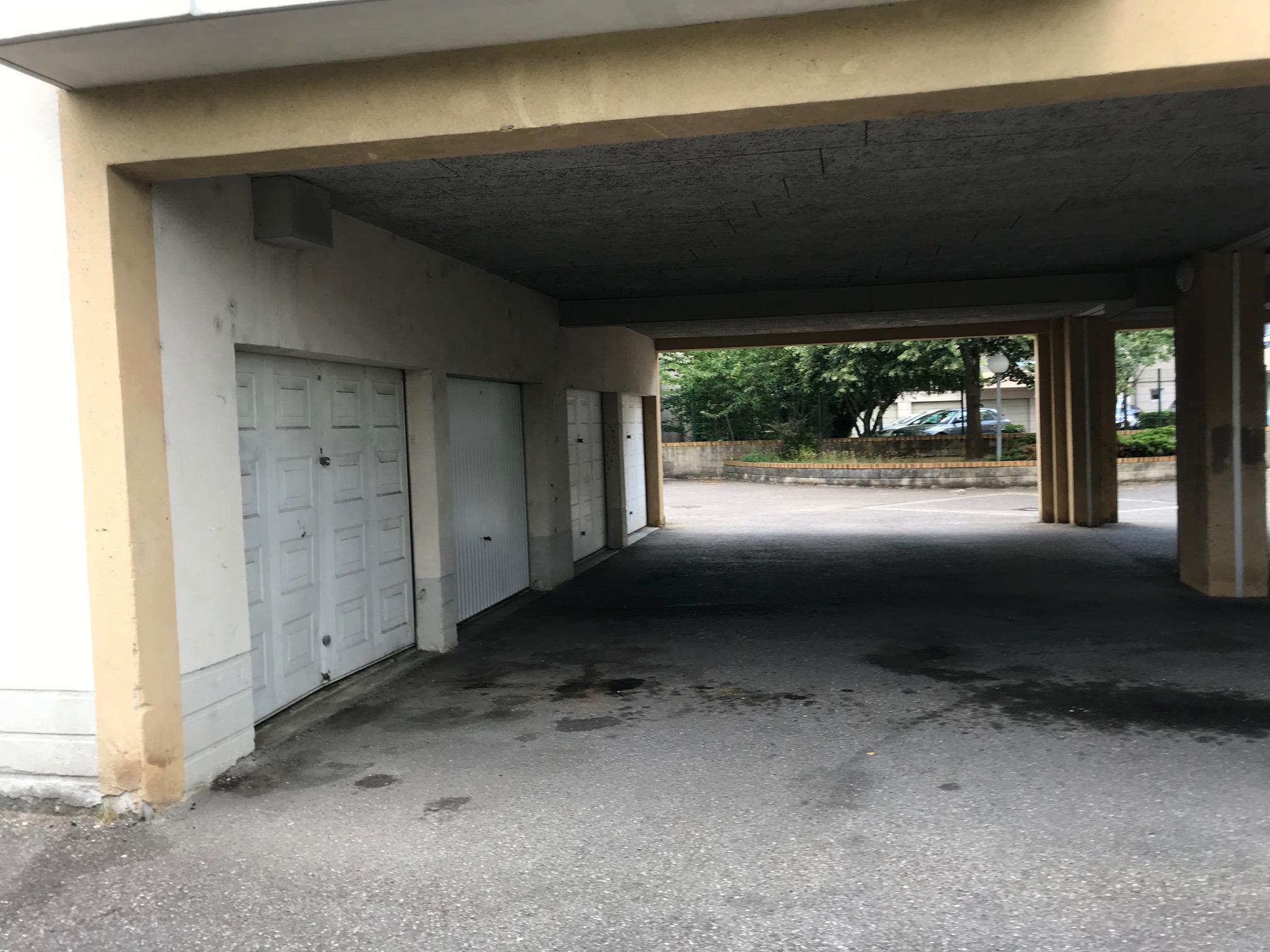 Garage fermé / Parking à louer à Marly