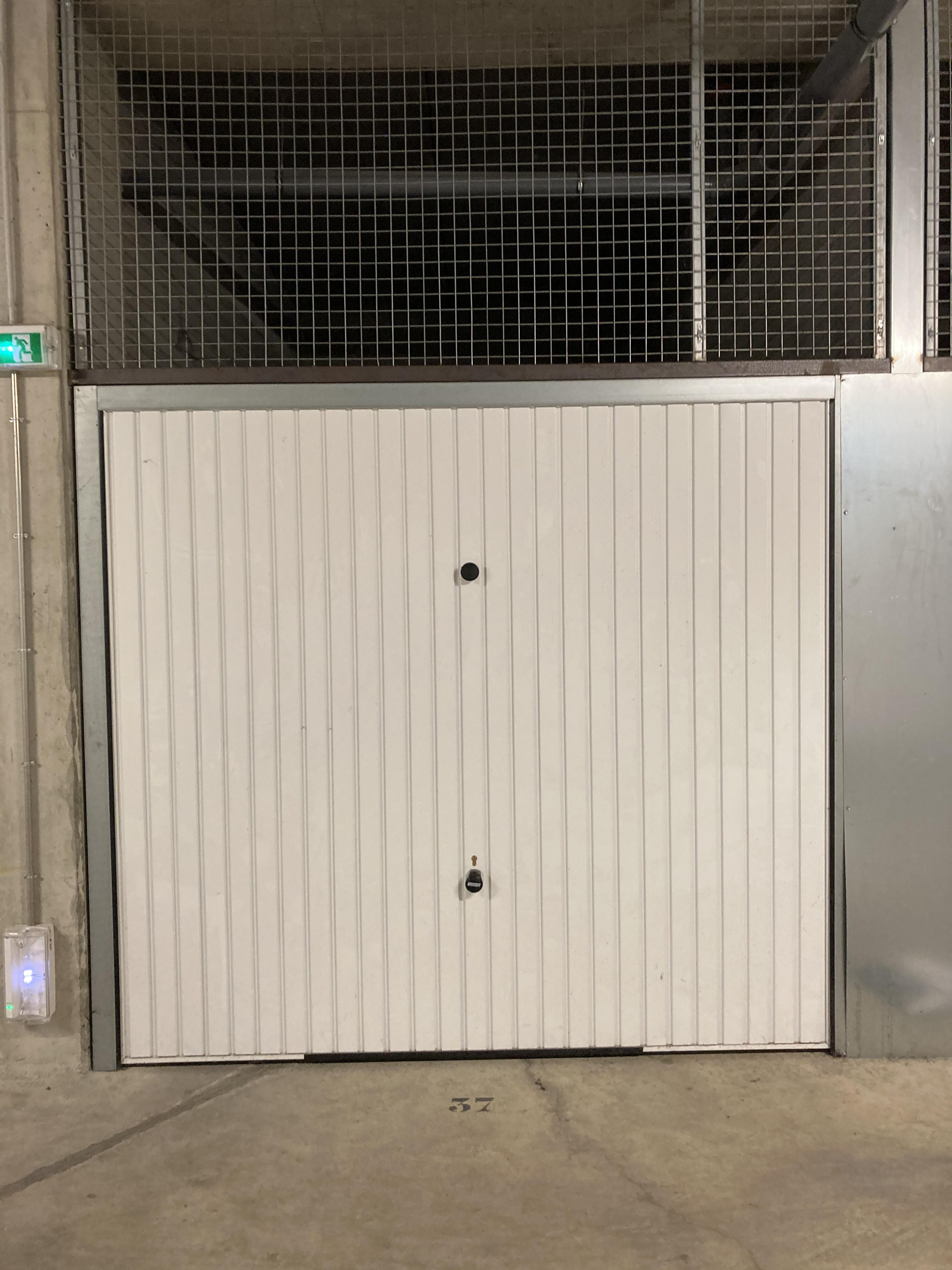 Box fermé en sous-sol belle hauteur
