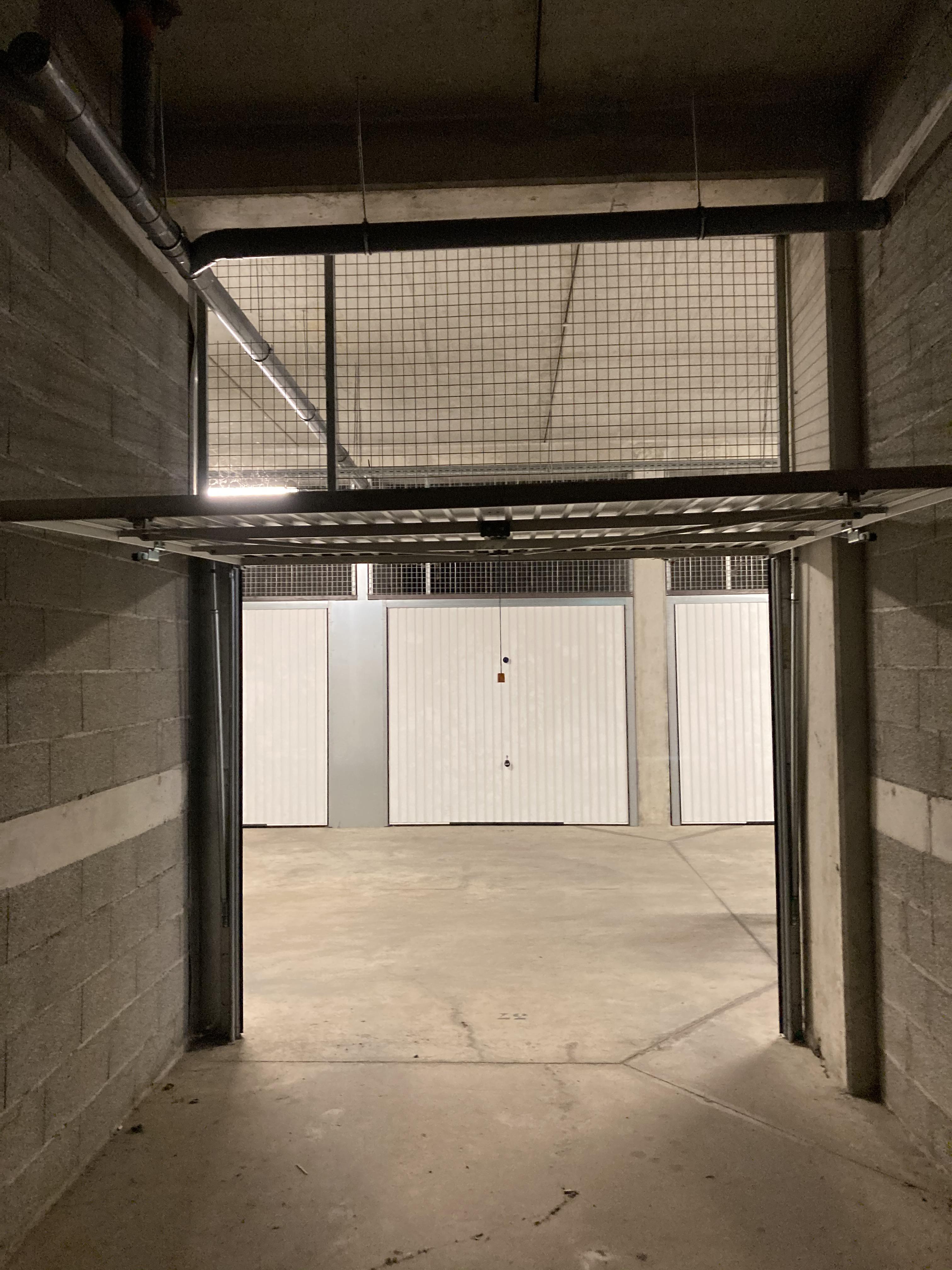 Box fermé en sous-sol belle hauteur