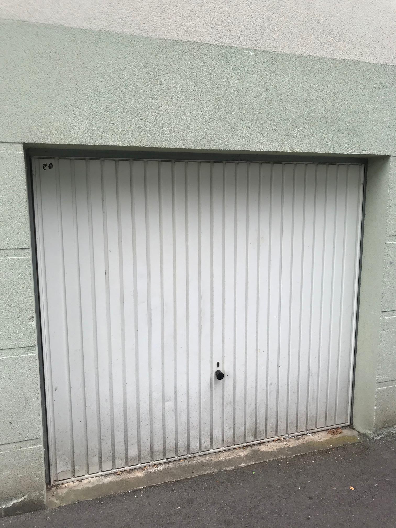 Garage en rez-de-chaussée couvert