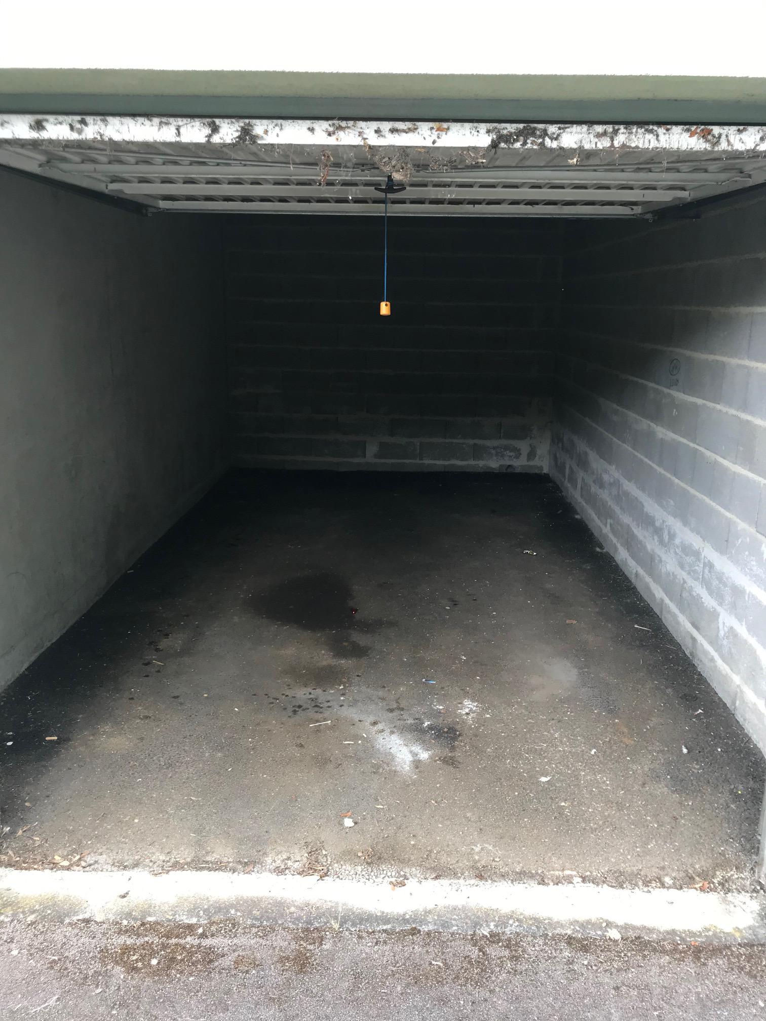 Garage en rez-de-chaussée couvert