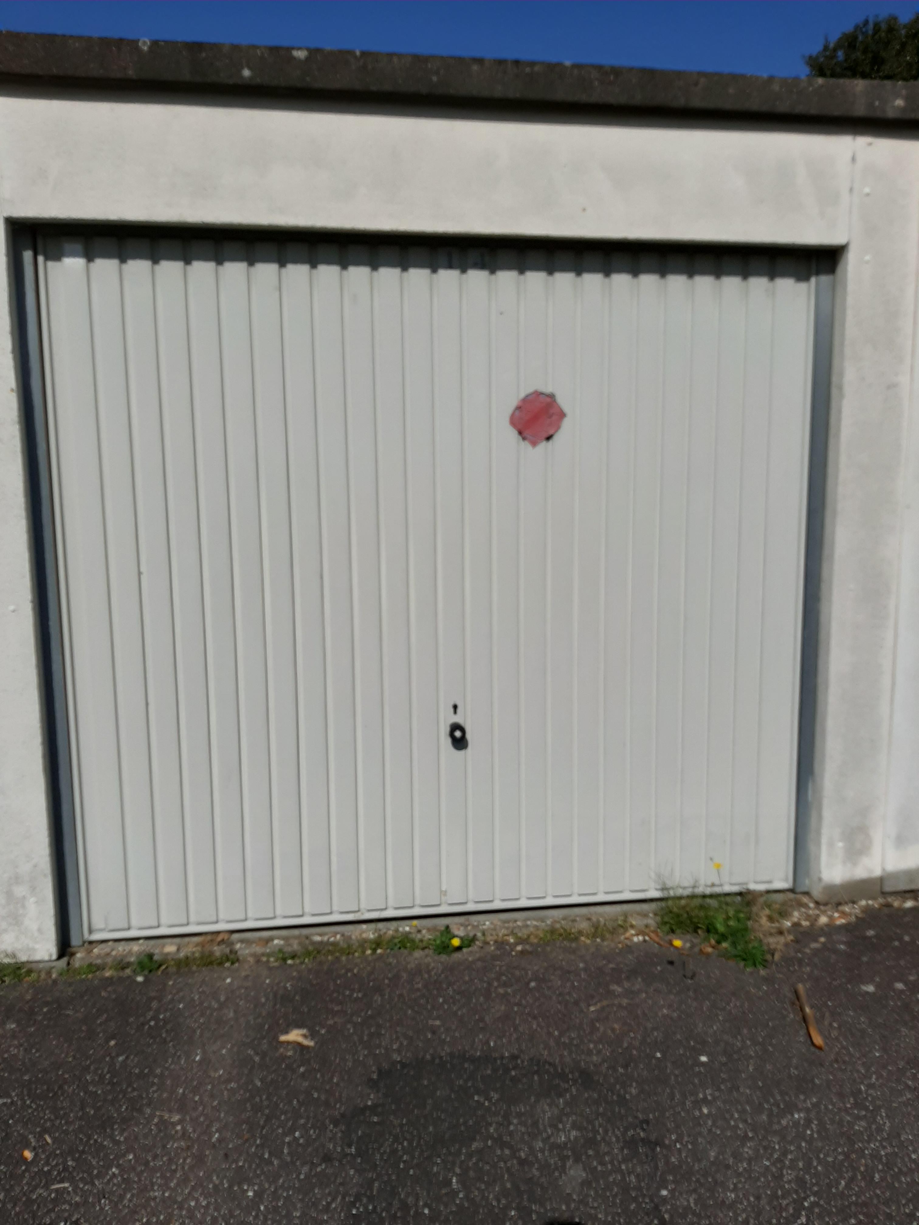 Box fermé en rez de chaussé / Stockage