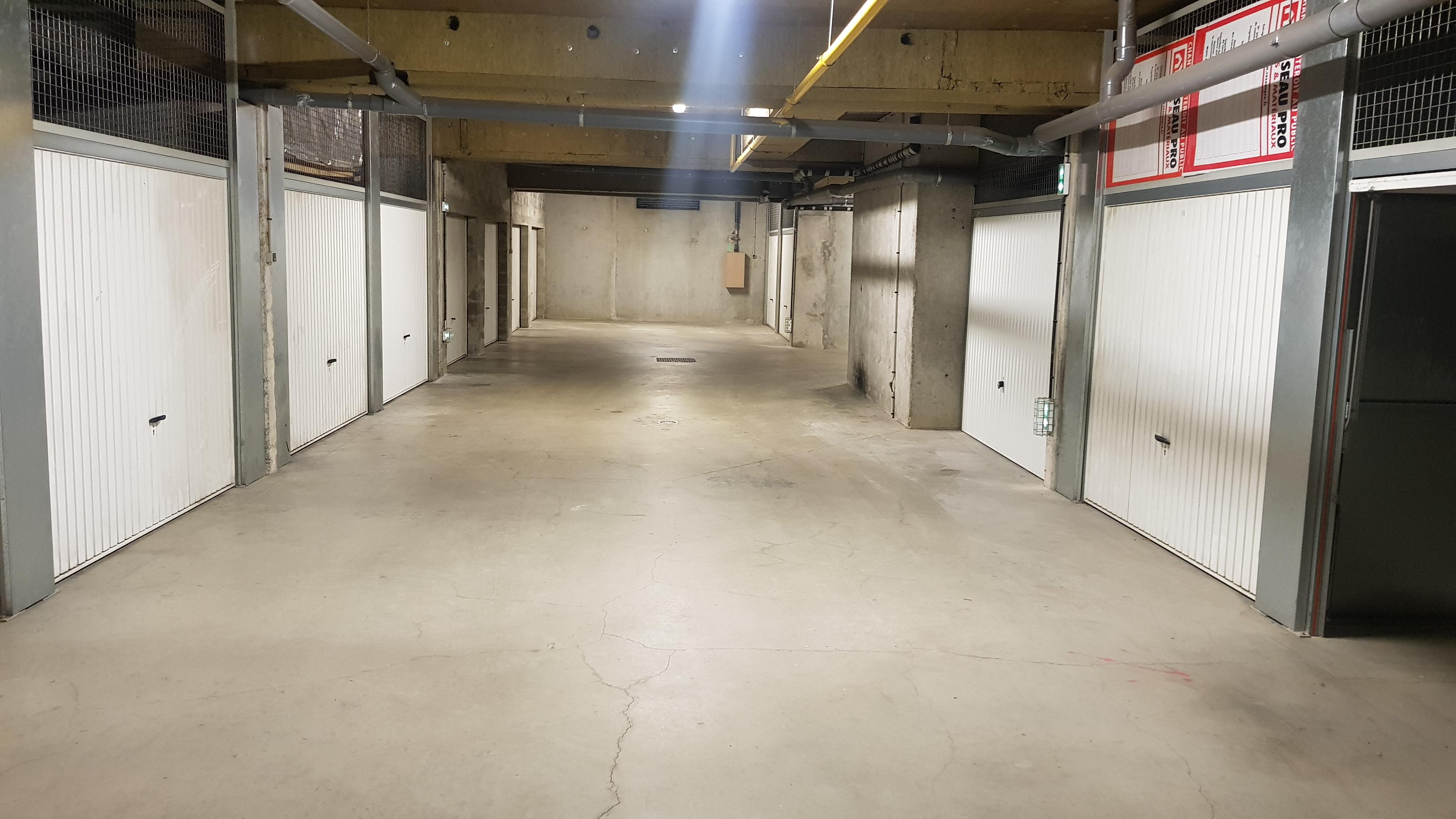 Garage à la location sur Ars