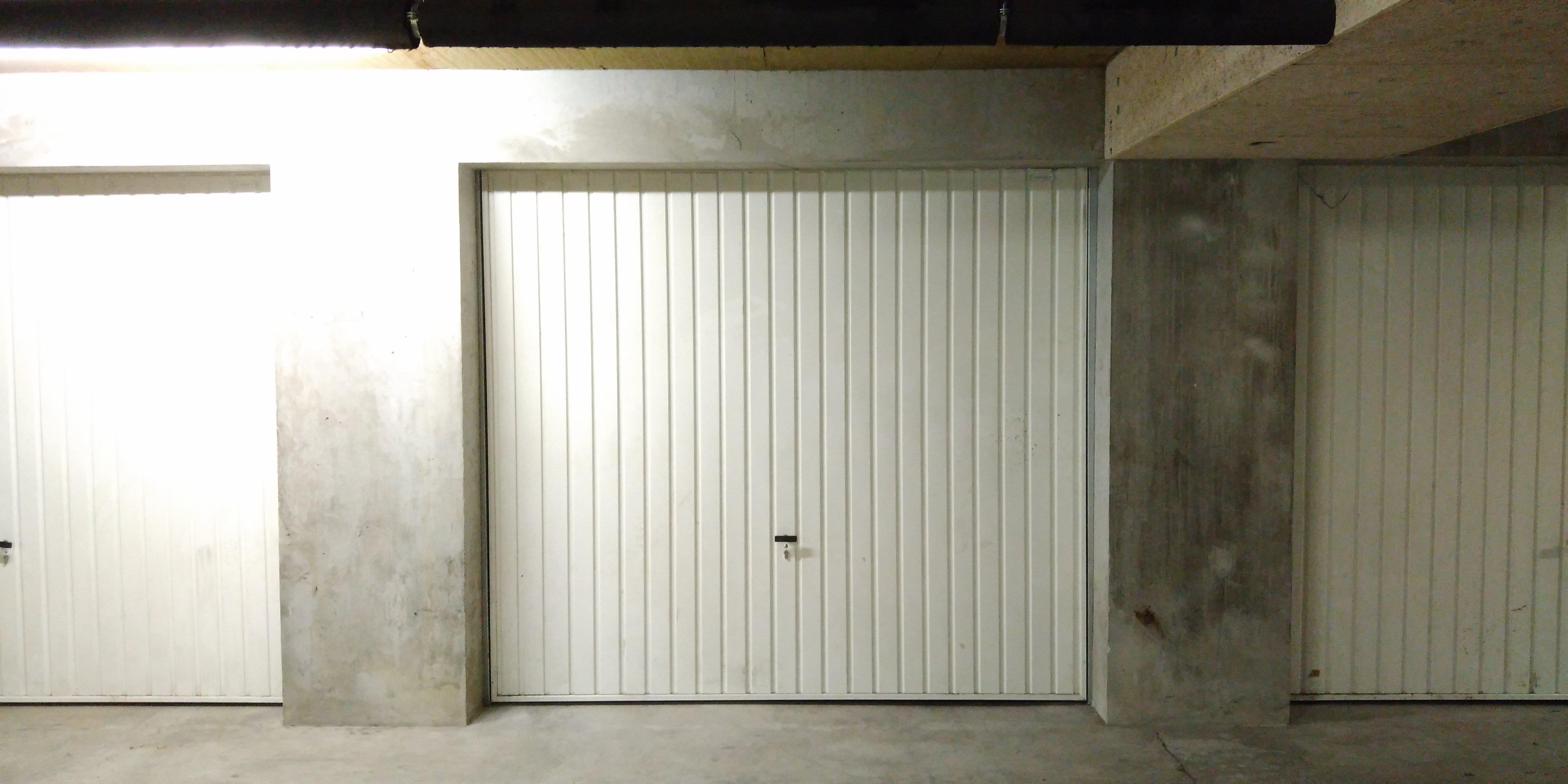 Grand garage pour stationnement / Bourg Est