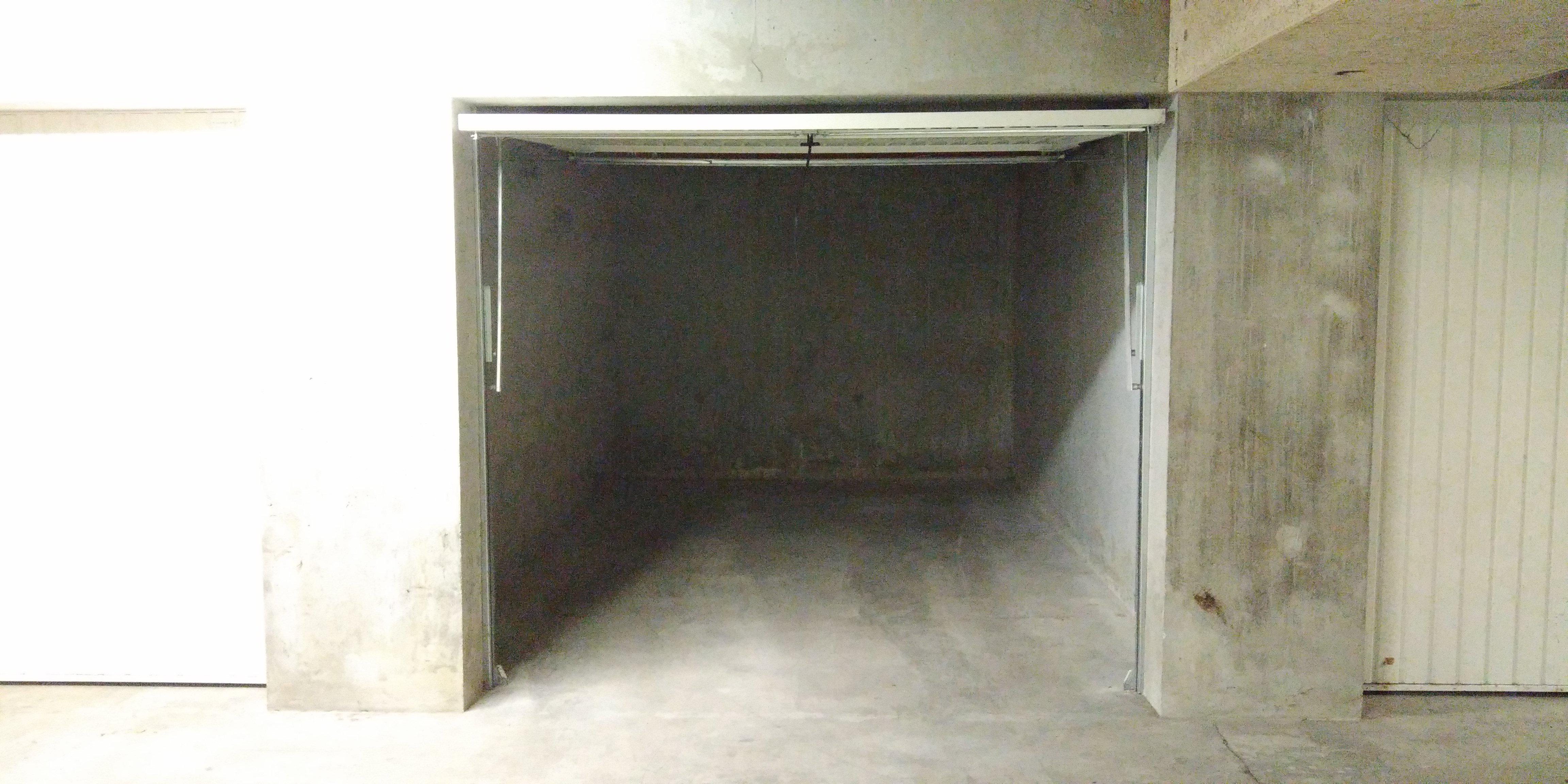 Grand garage pour stationnement / Bourg Est