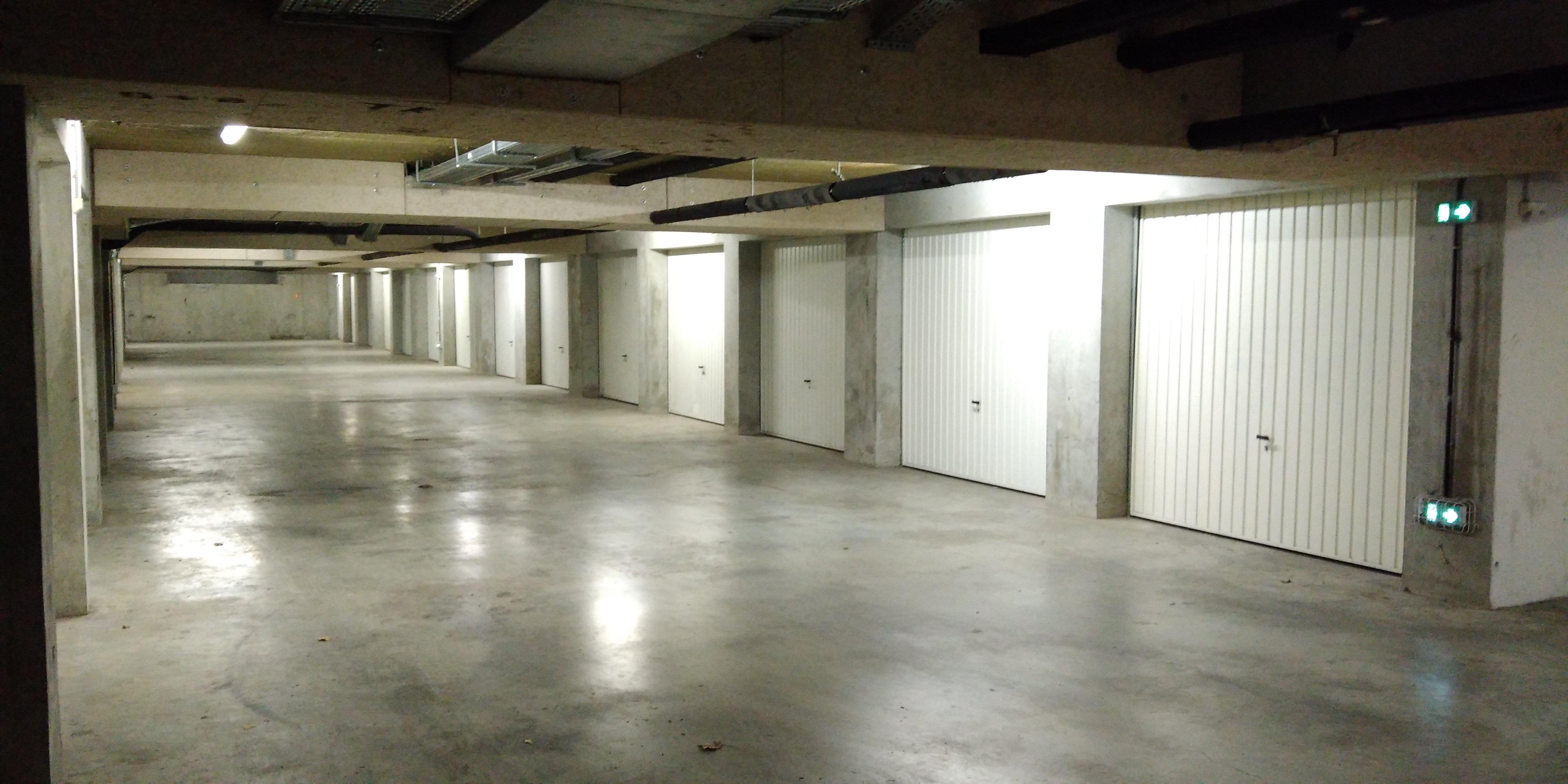 Grand garage pour stationnement / Bourg Est