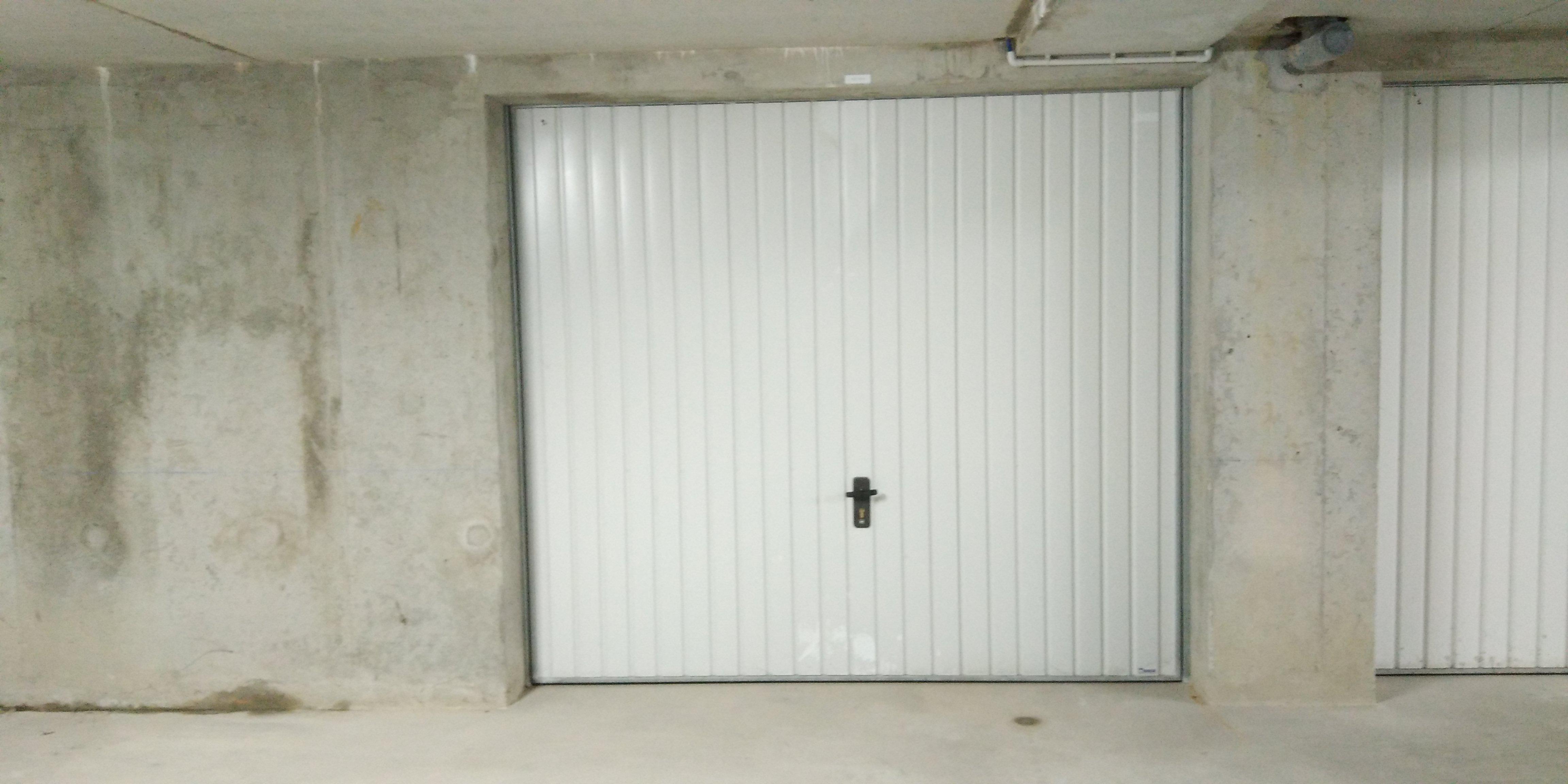 Très grand garage / St Denis les Bourg