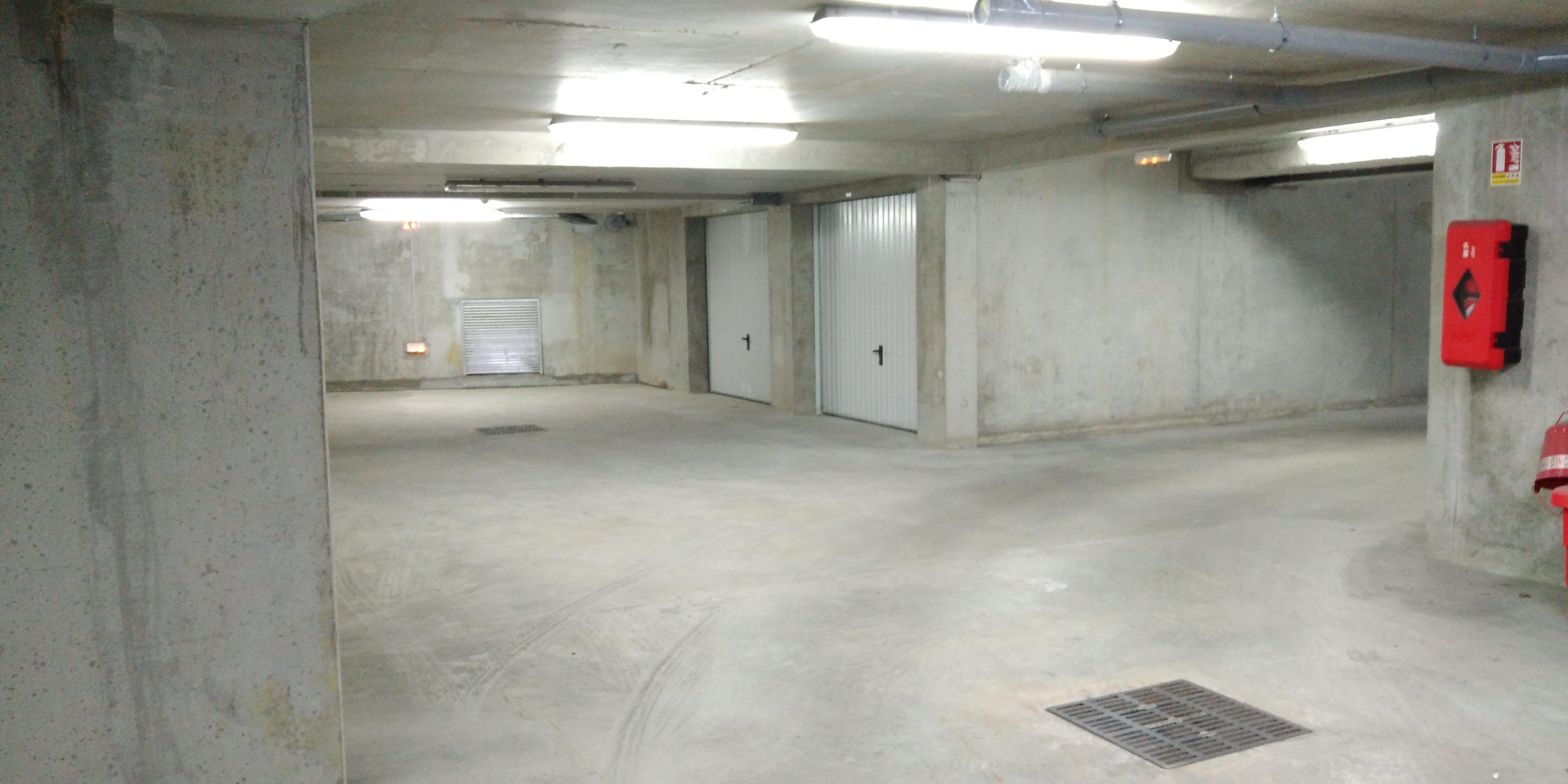 Très grand garage / St Denis les Bourg
