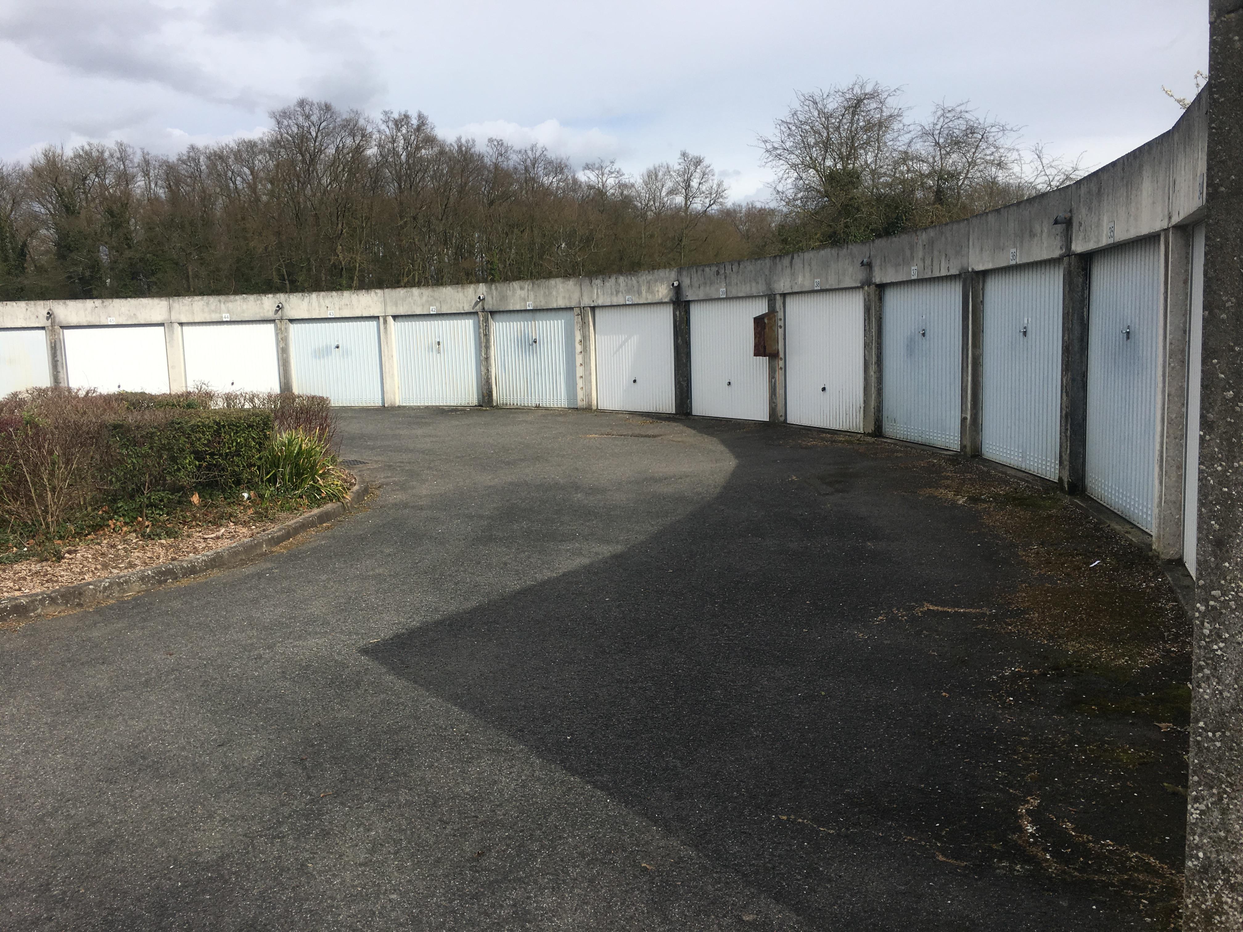 Garage de plain pied fermé et sécurisé dans le 77