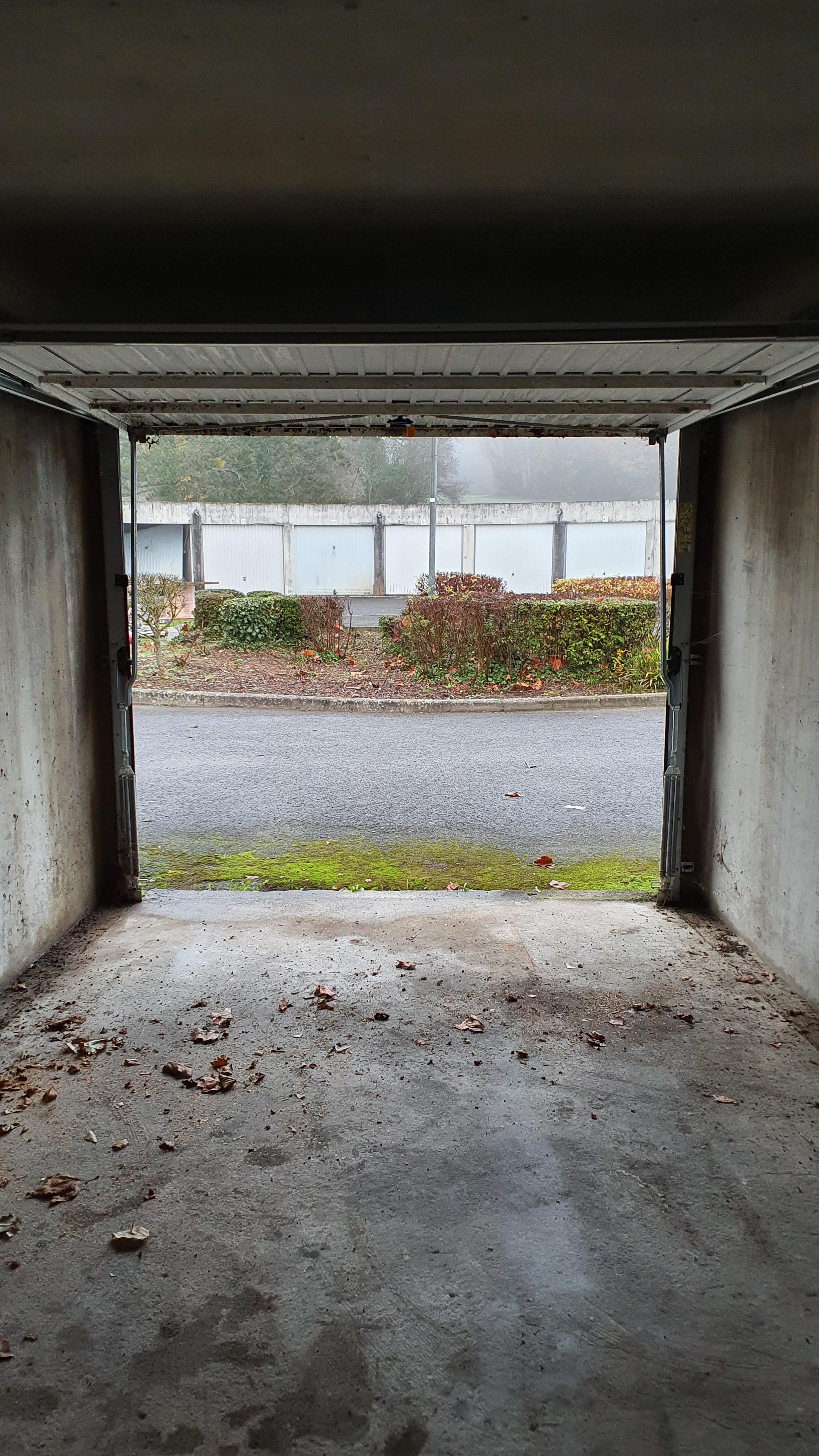 Garage fermé parking Pomponne