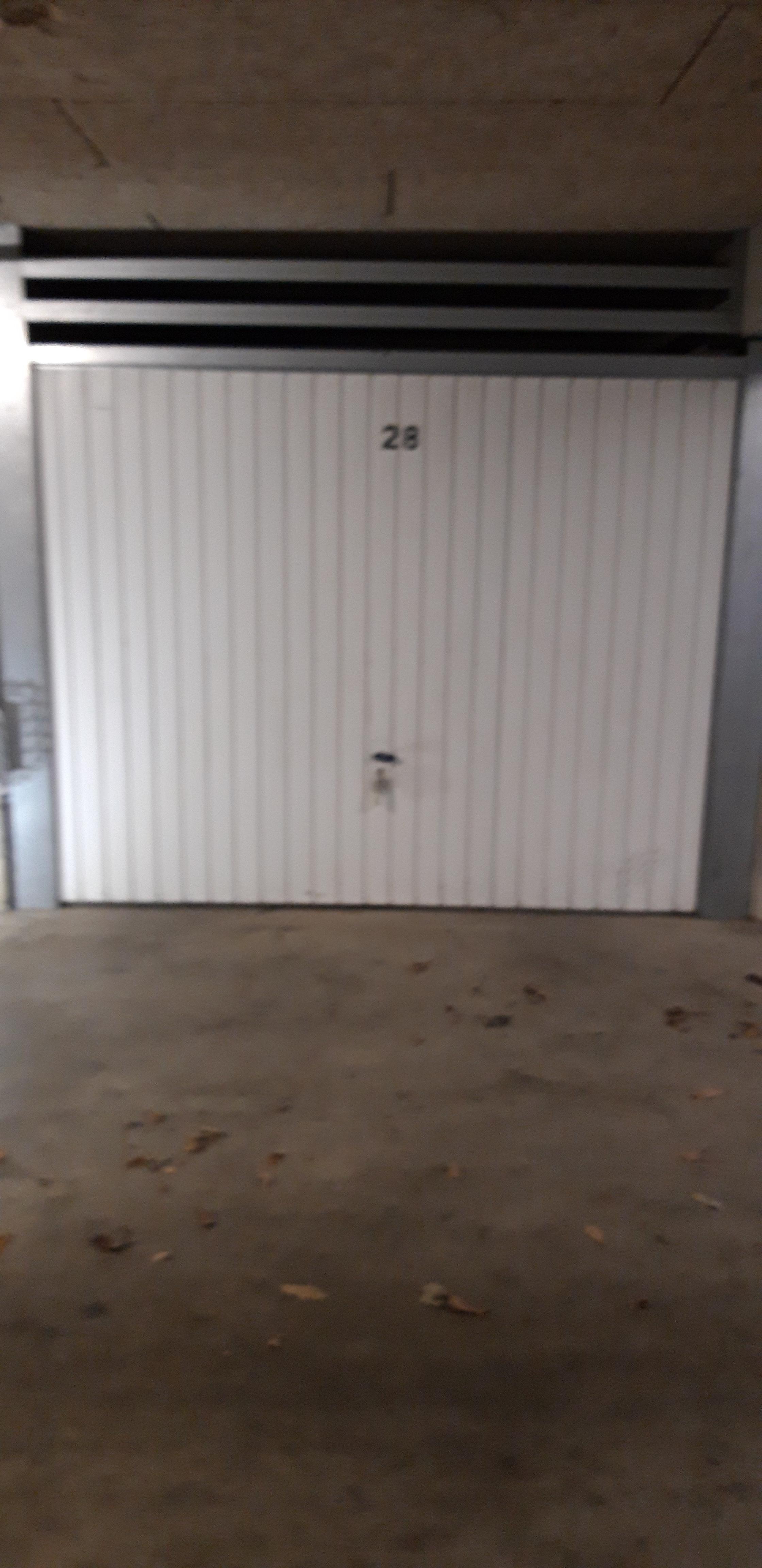 Grand garage à louer