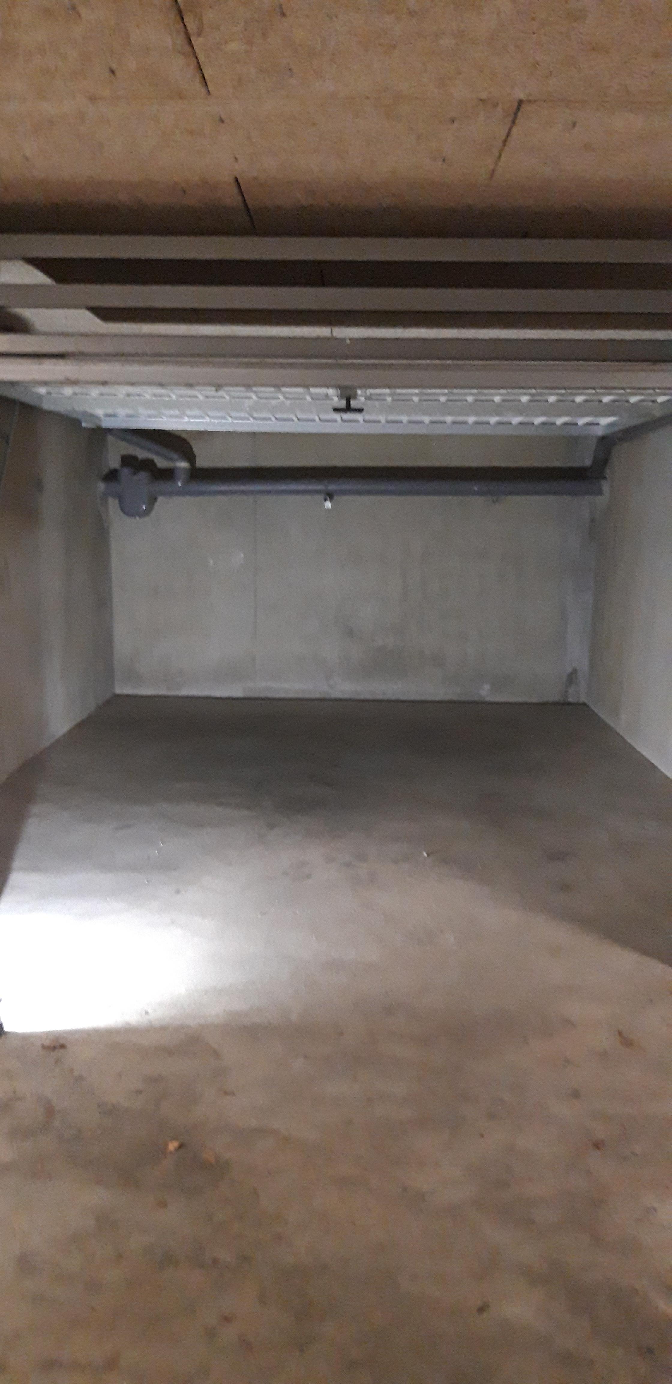 Grand garage à louer