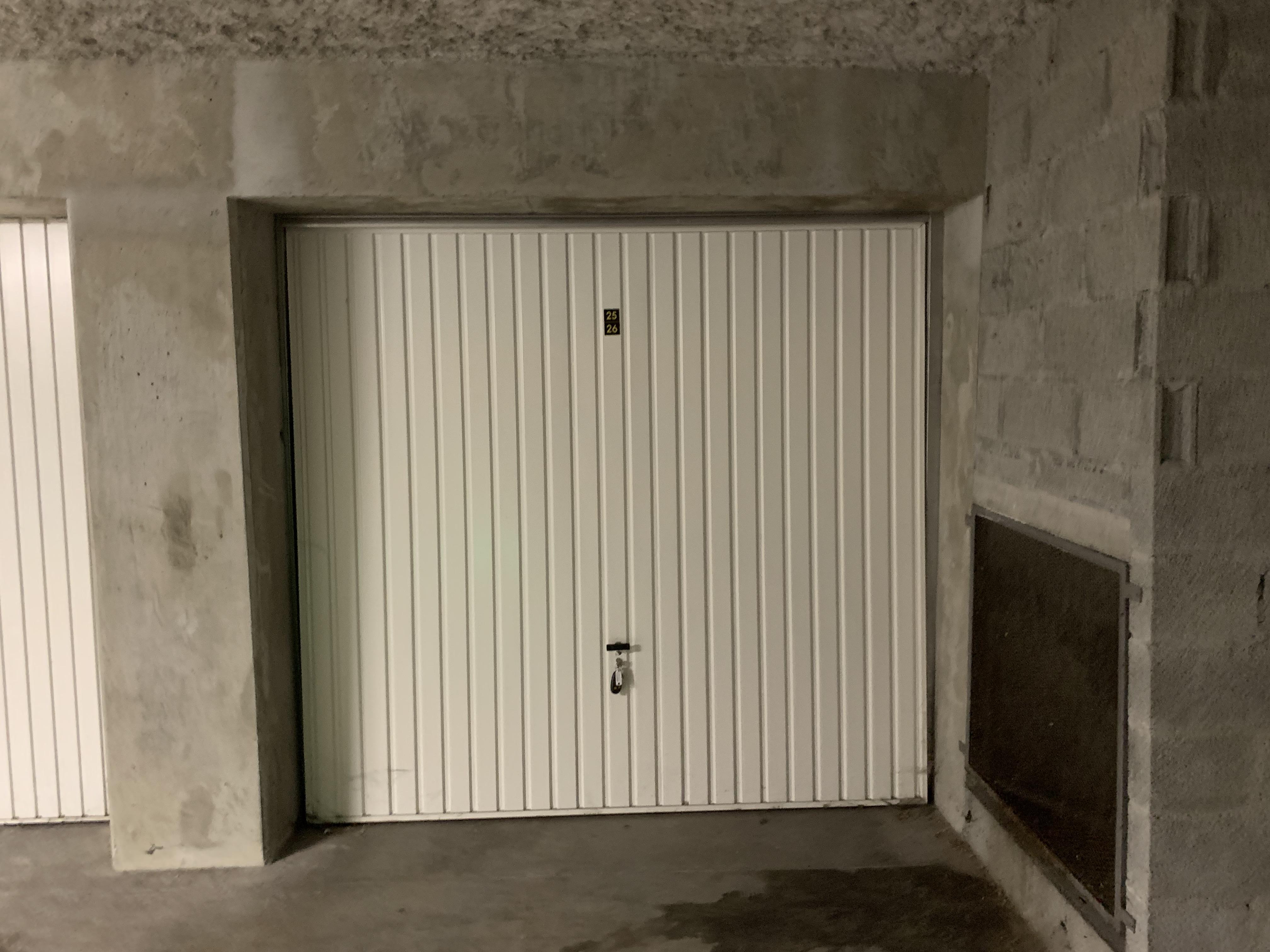 Grand garage à louer en sous-sol