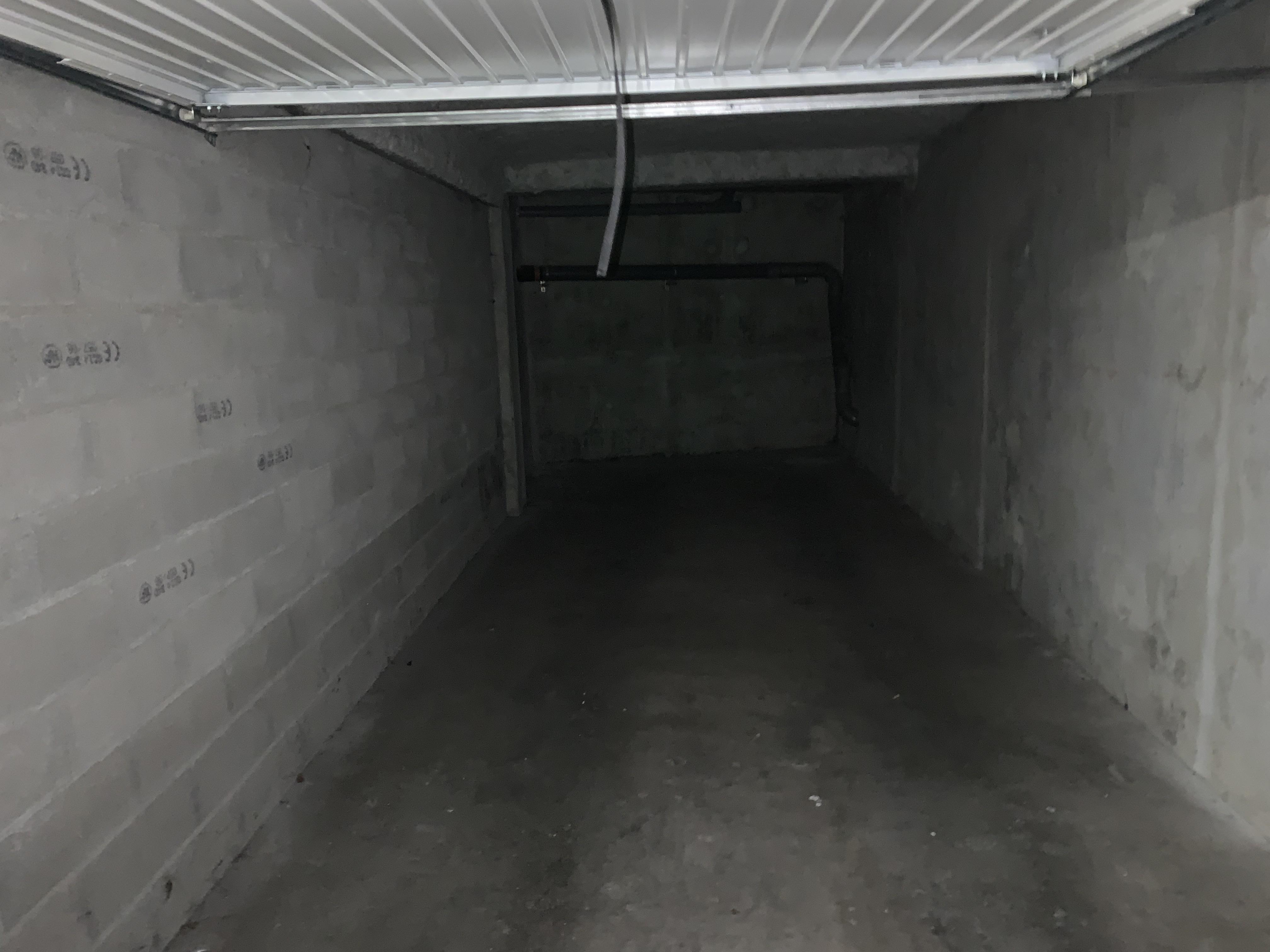 Grand garage à louer en sous-sol