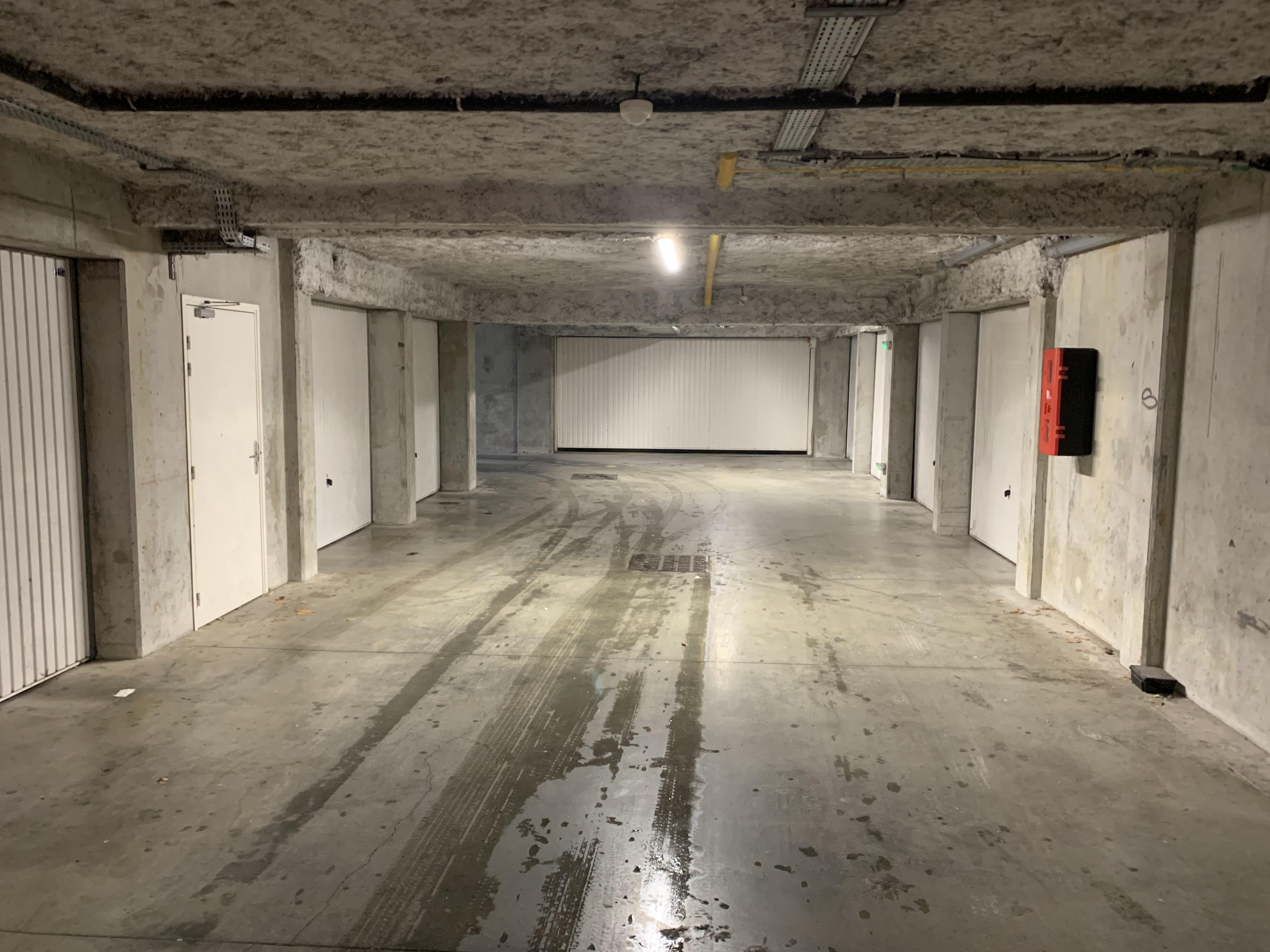 Grand garage à louer en sous-sol