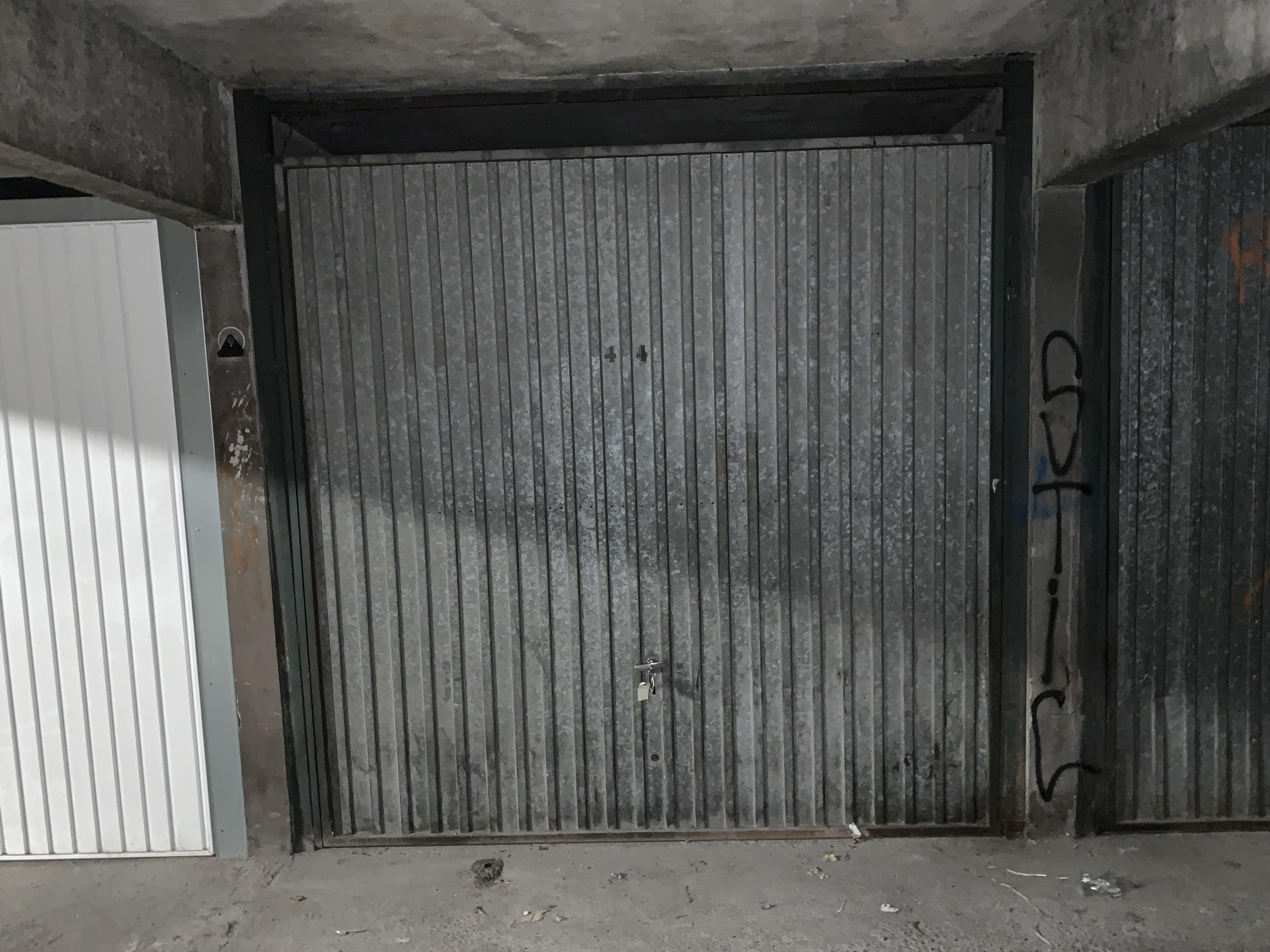 Garage de 13m² en sous sol à LA