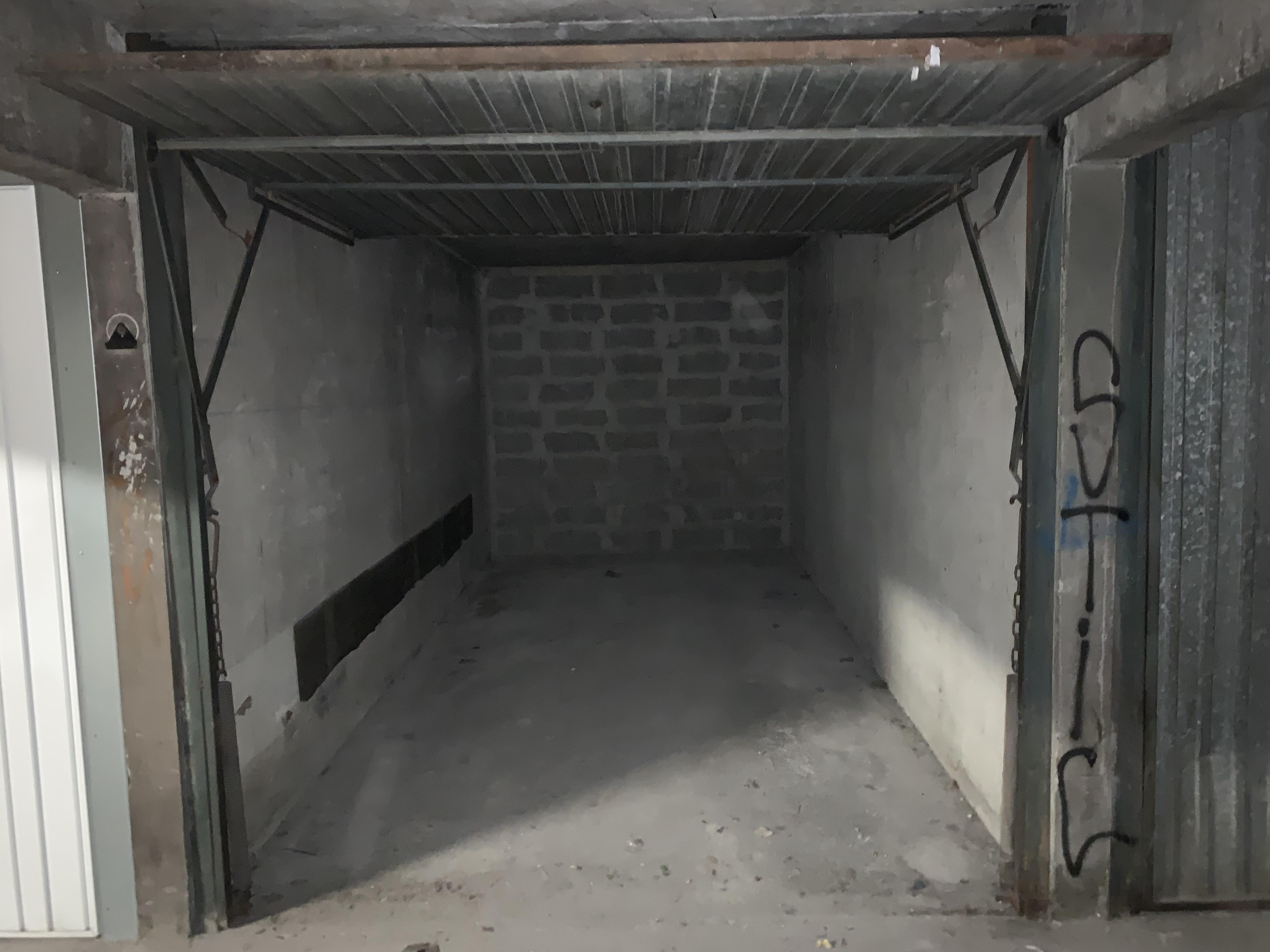 Garage de 13m² en sous sol à LA