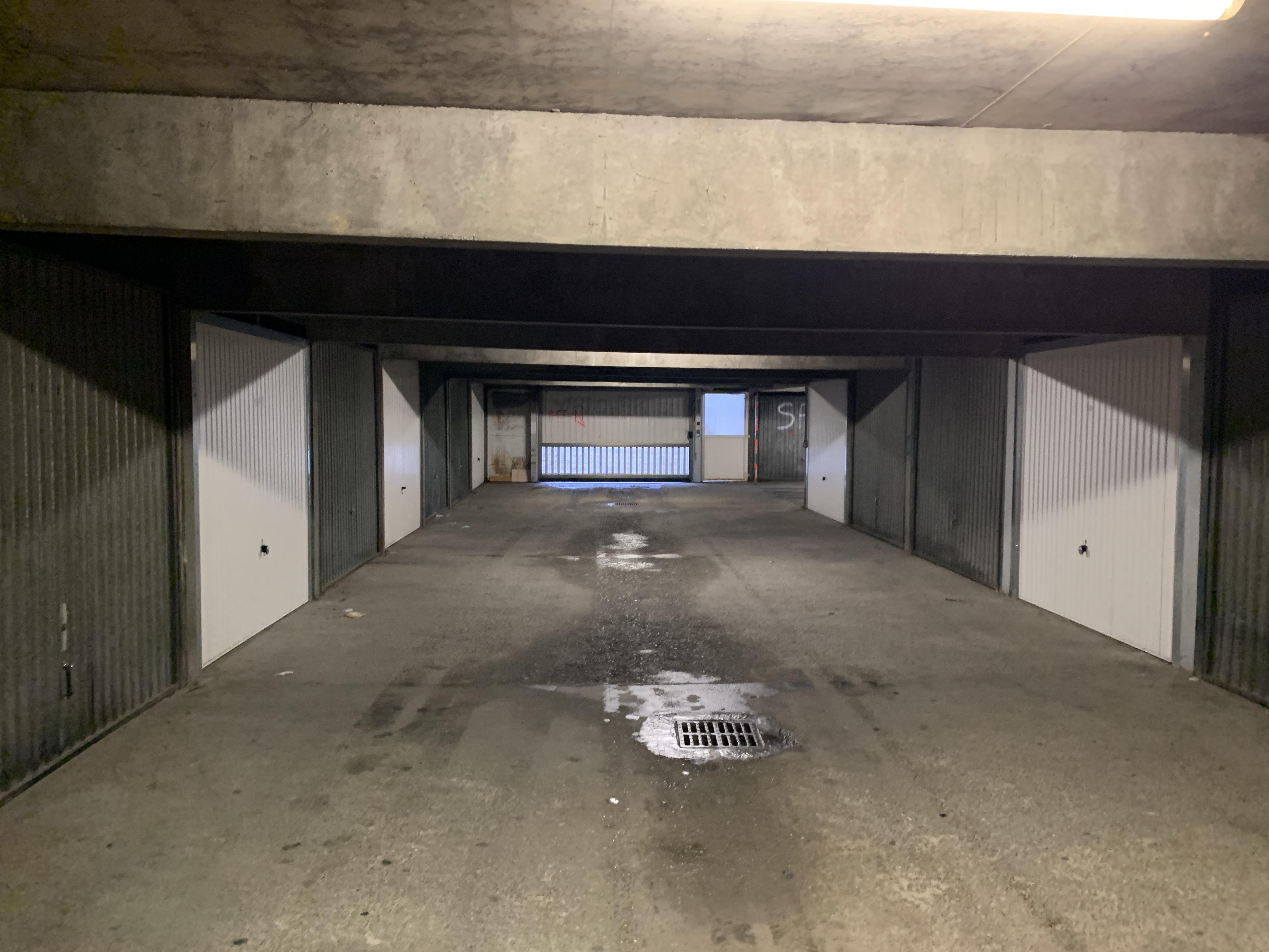 Garage de 13m² en sous sol à LA