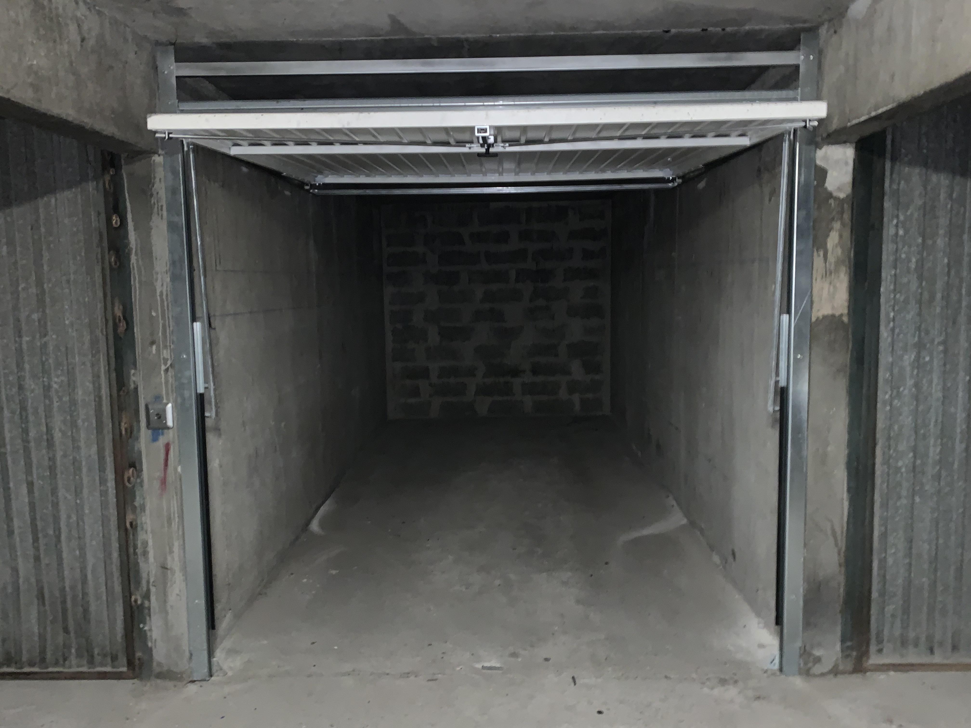 Garage de 13m² en sous sol à LA