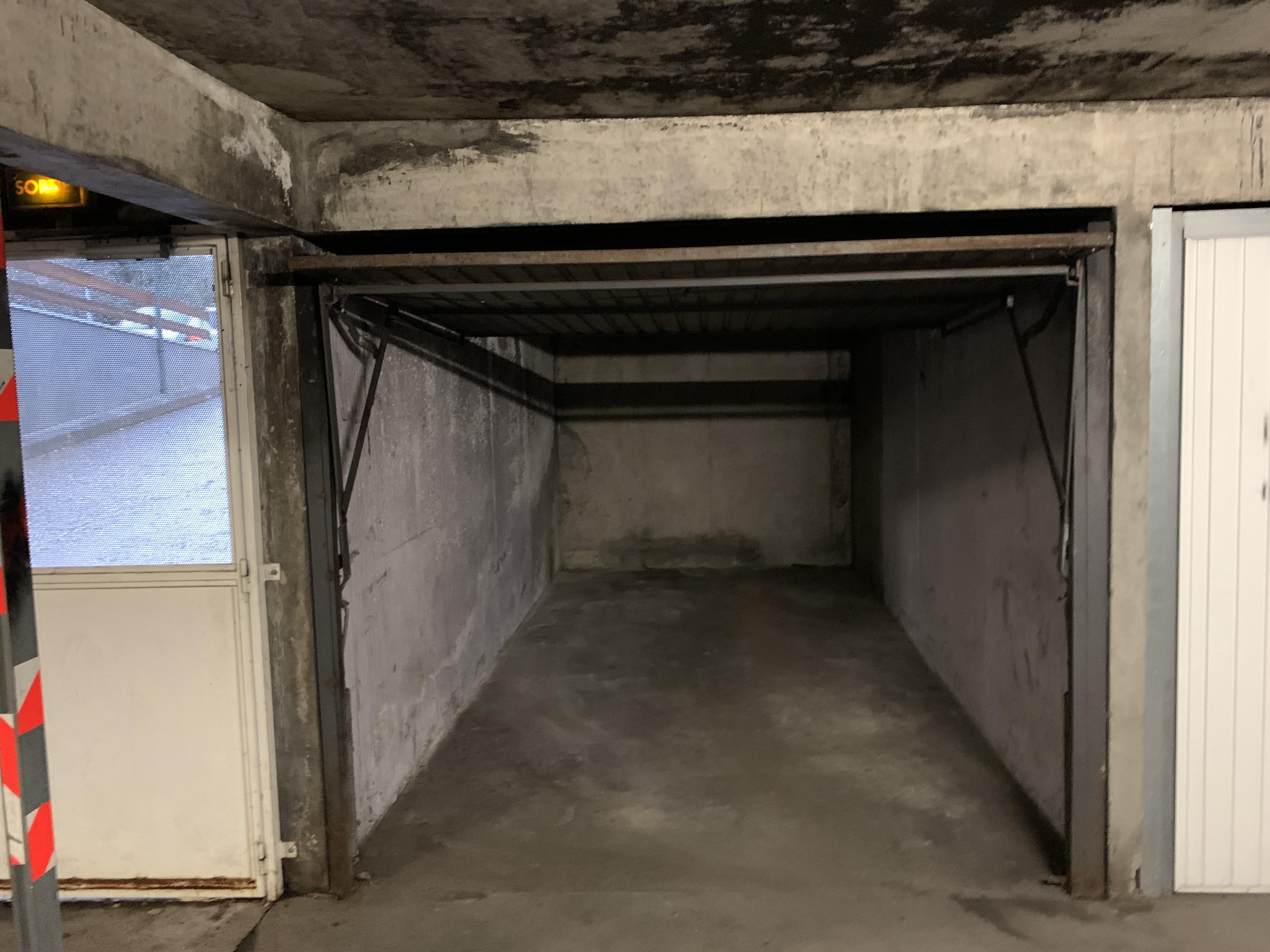 Garage de 13m² en sous sol à LA