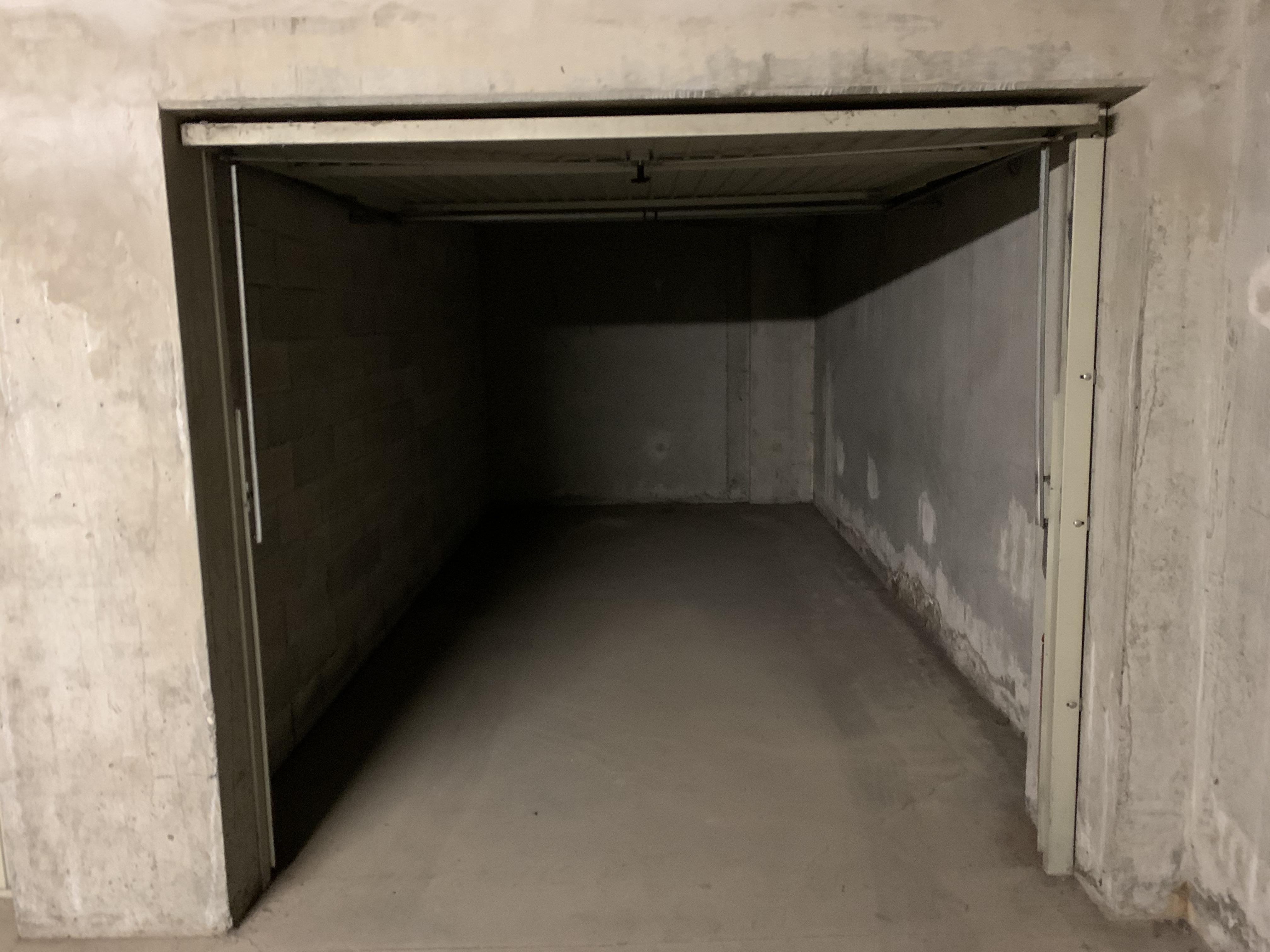 Garage fermé sécurisé
