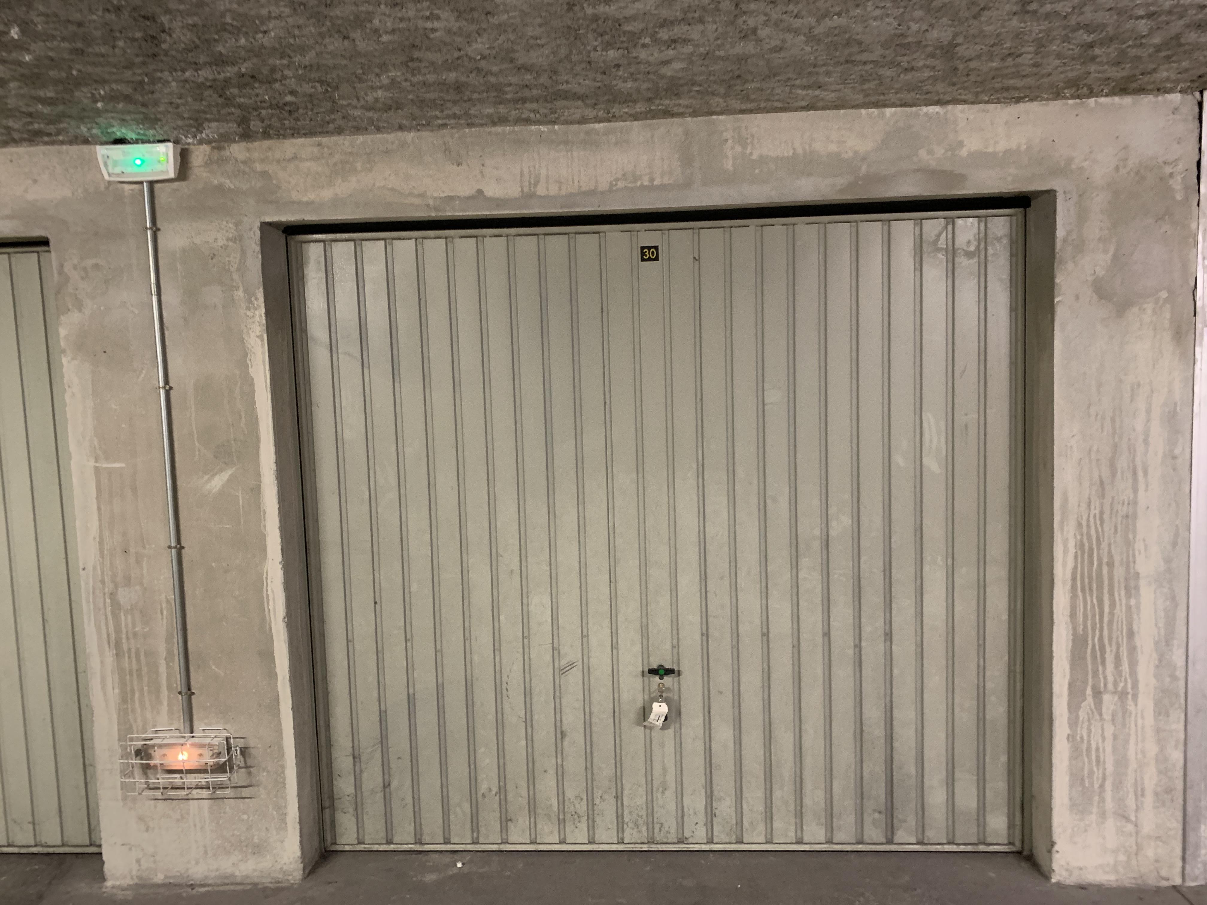 Grand garage de 16m² à louer proche Chambéry