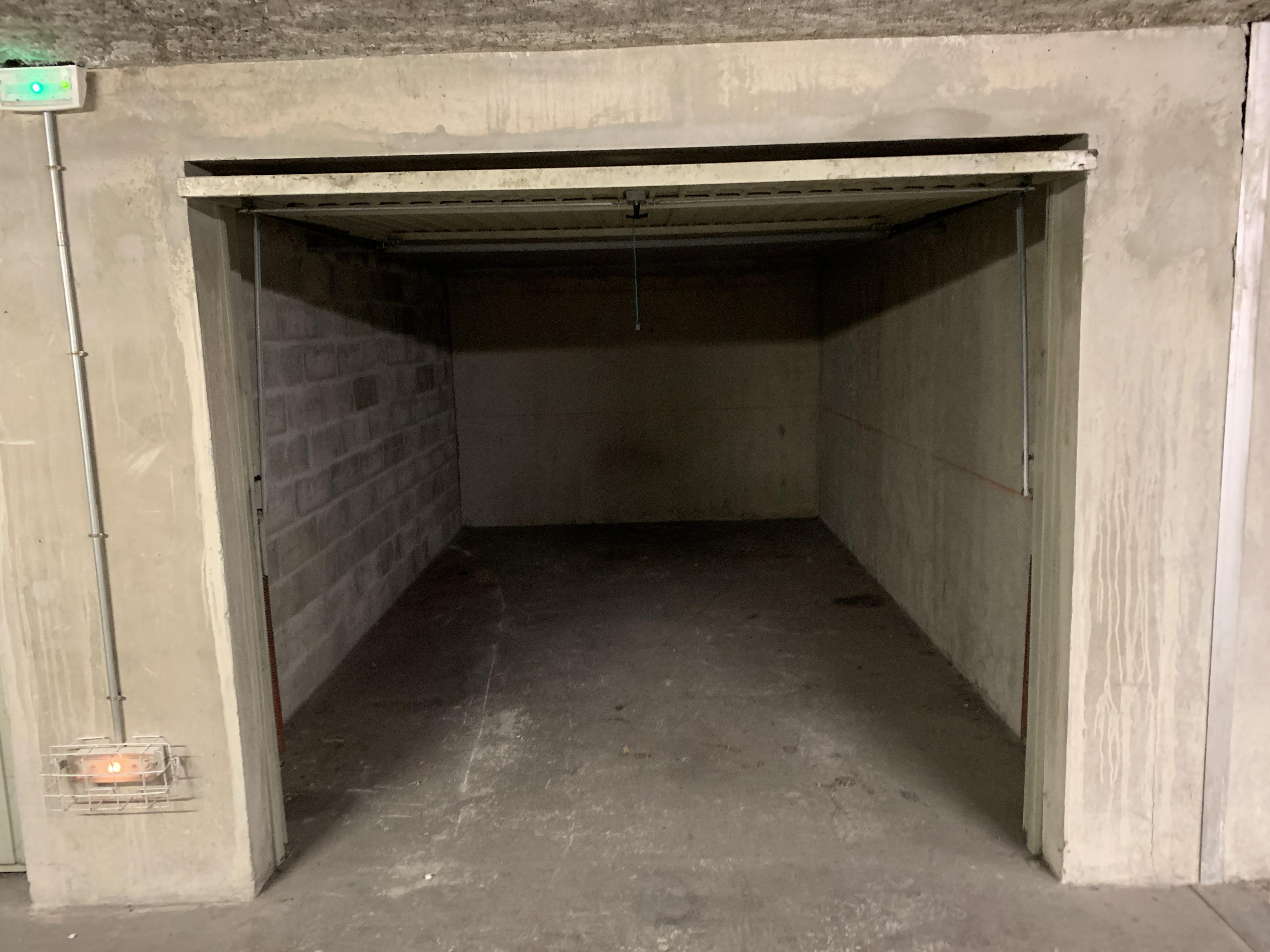 Grand garage de 16m² à louer proche Chambéry