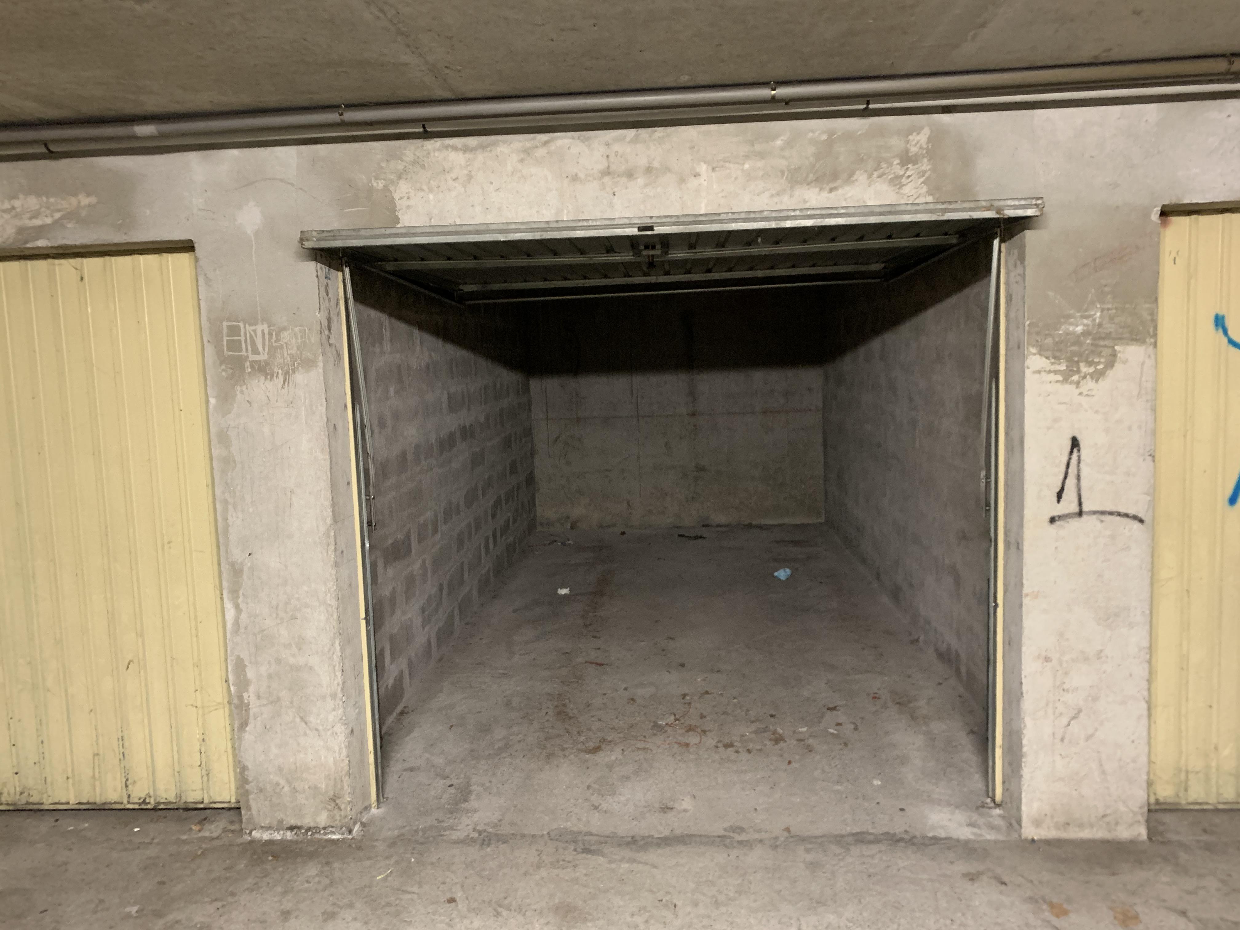 Garage fermé à louer