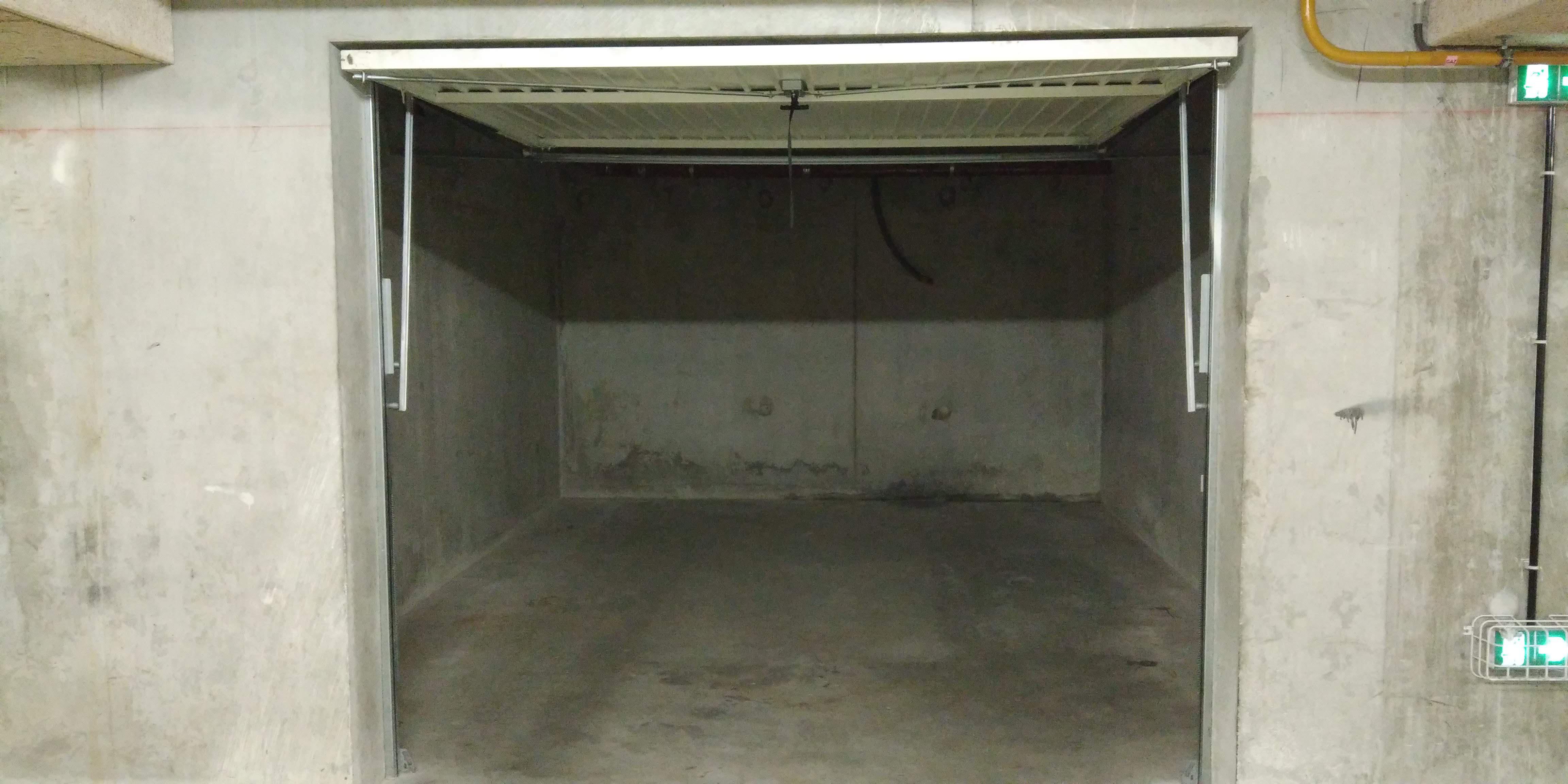 Location grand garage privé / Bourg Est