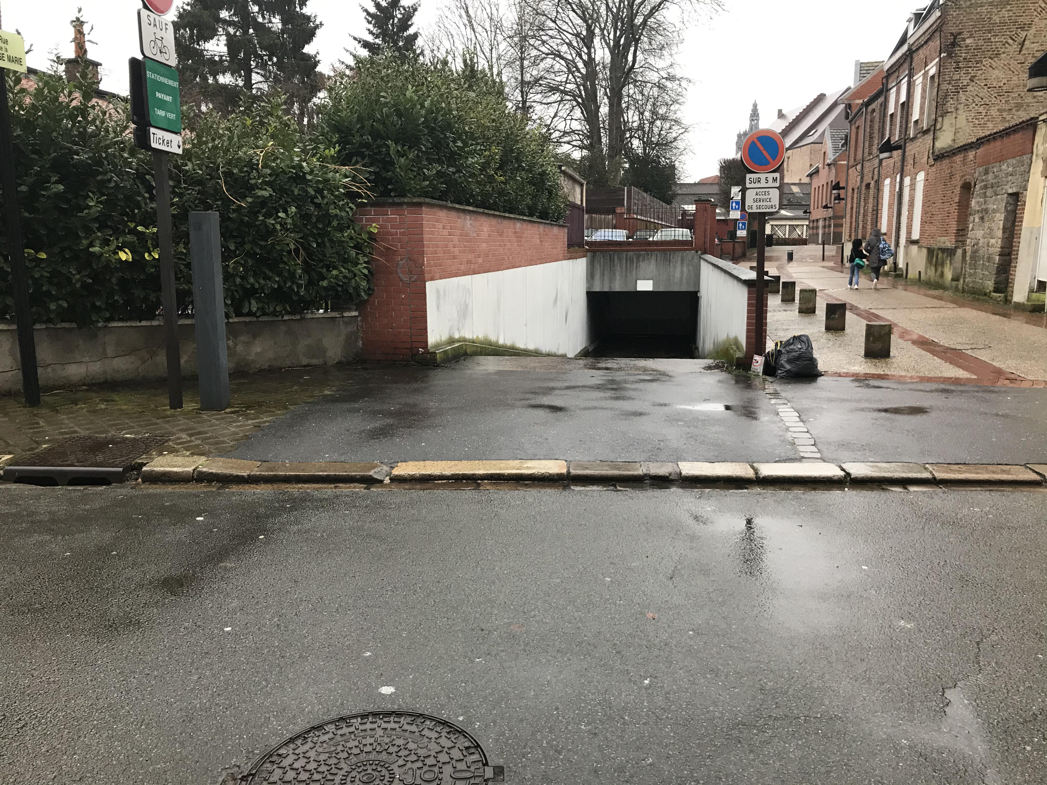 Garage fermé en sous-sol : parking