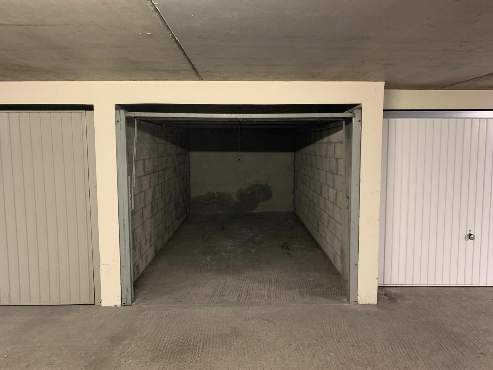 Garage fermé à la location entre Lens et