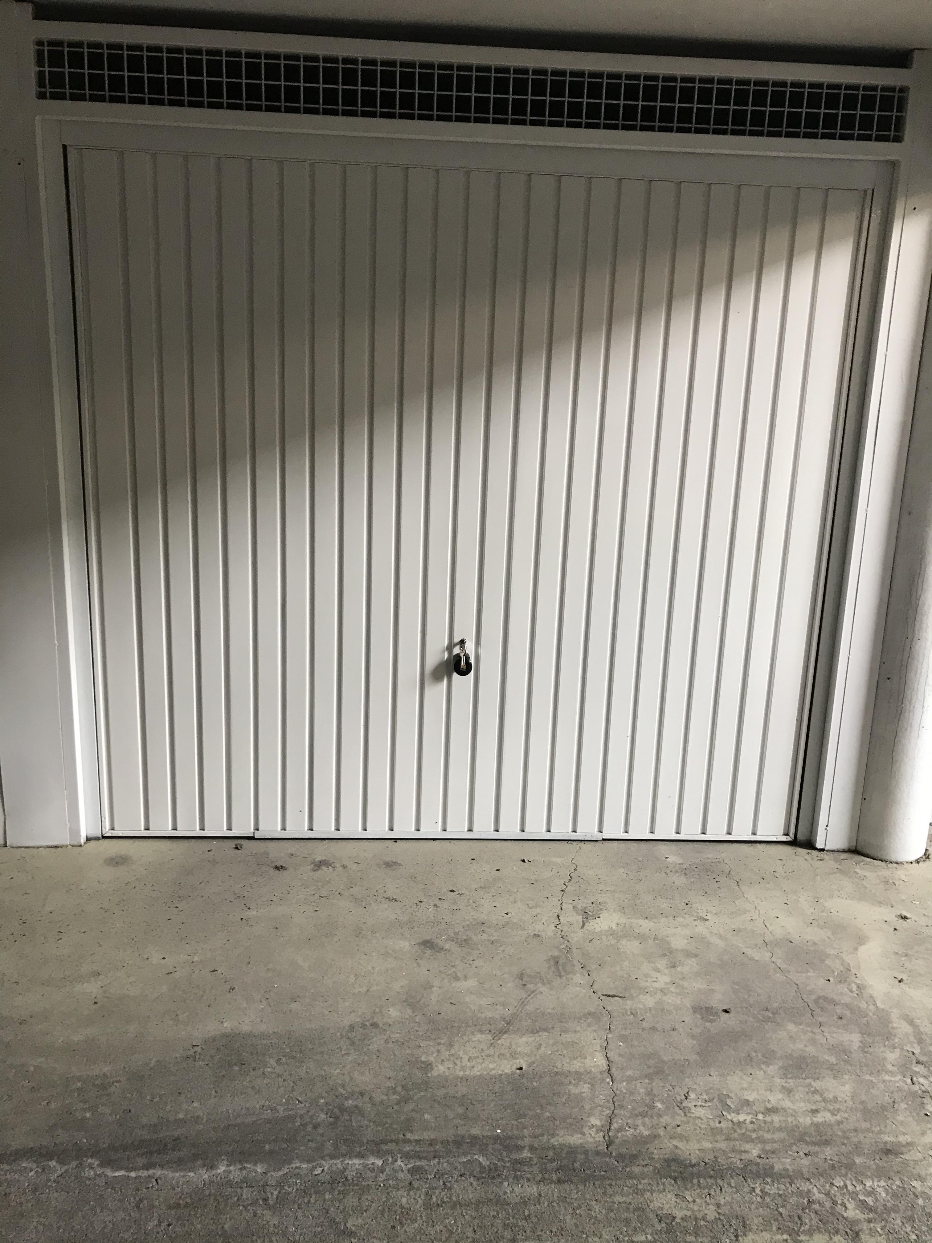Garage fermé à la location entre Lens et