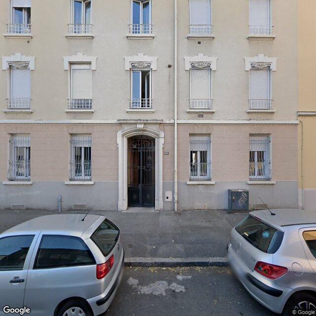 Cave fermée à clef dans un immeuble d'habitation