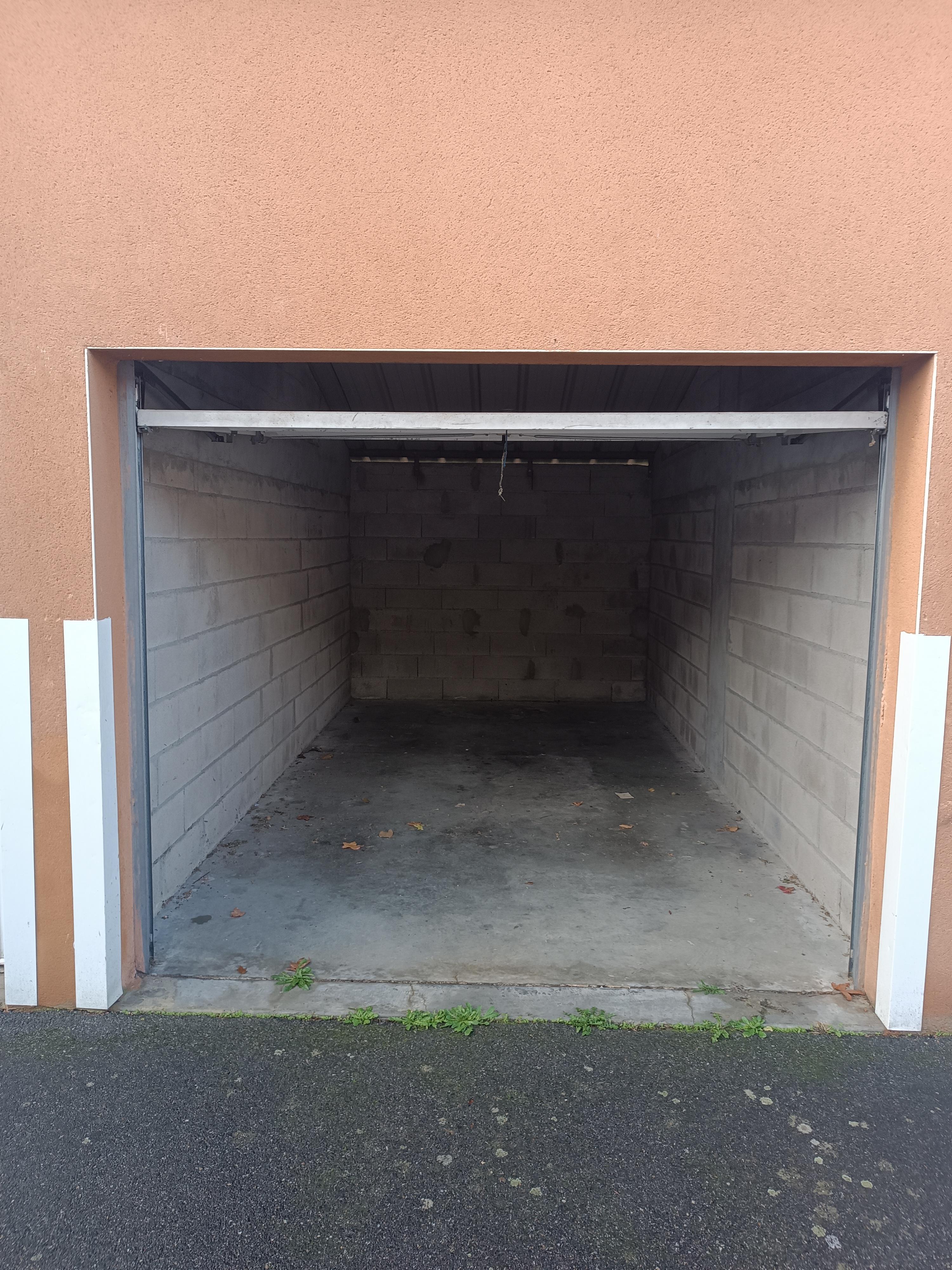 Garage sécurisé à louer
