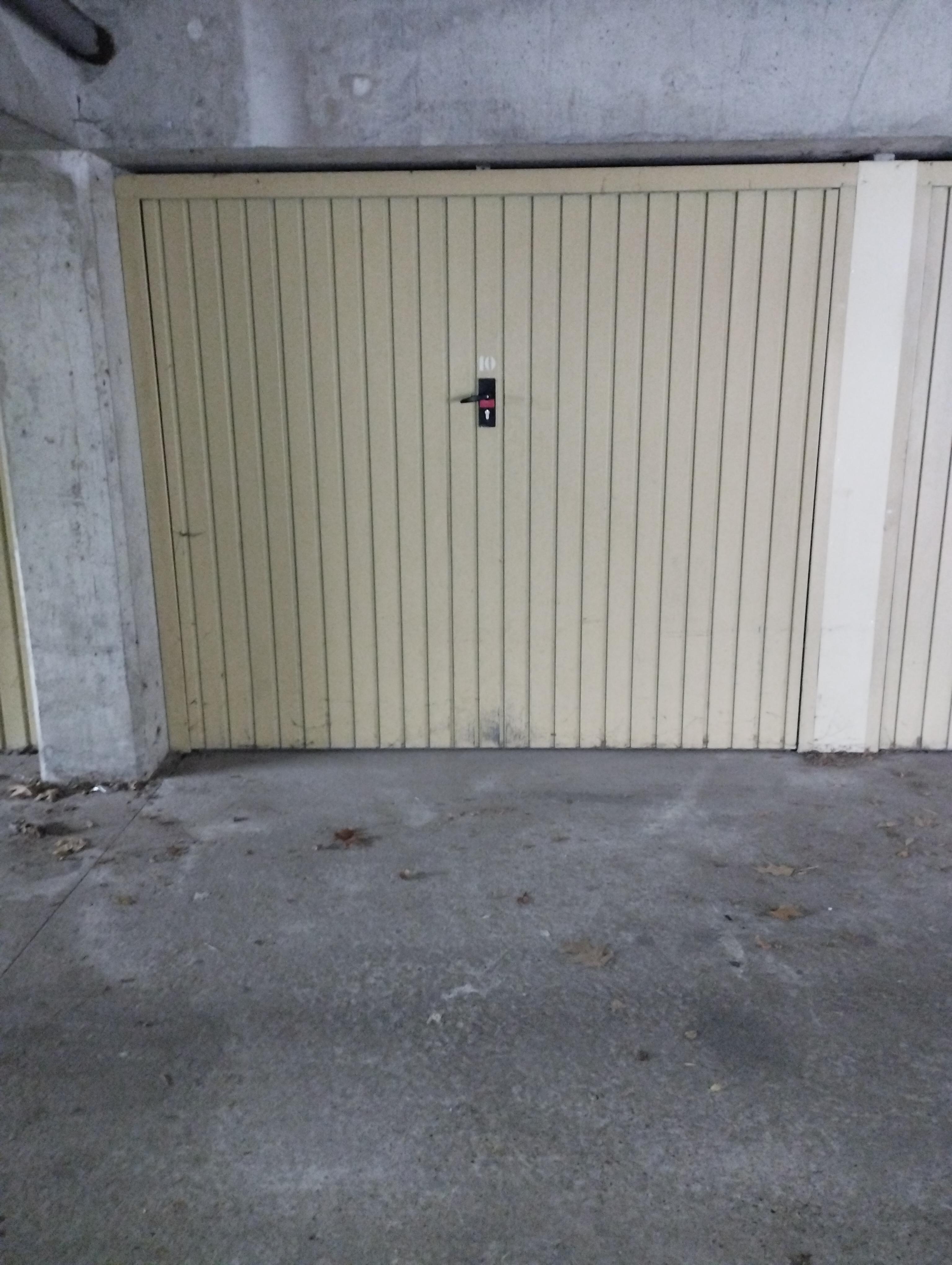 Garage fermé et sécurisé pour véhicule
